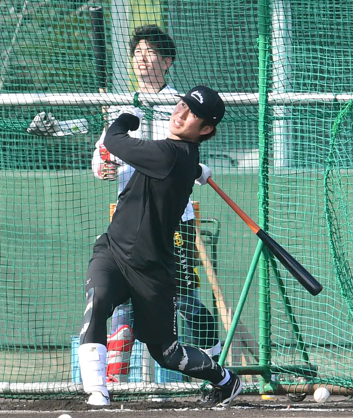 栗原（奥）が見守る前でフリー打撃を行うソフトバンク川村（撮影・岩下翔太）