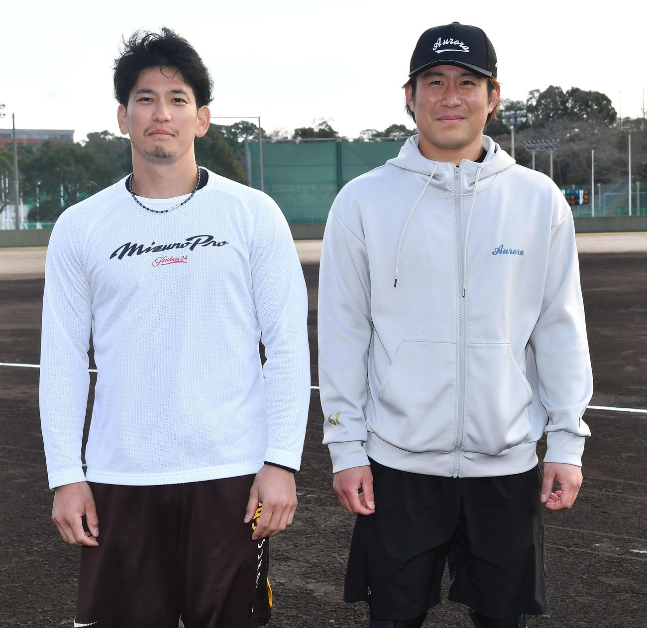 自主トレ後の記念撮影で棒立ちするソフトバンク栗原（左）と川村（撮影・岩下翔太）