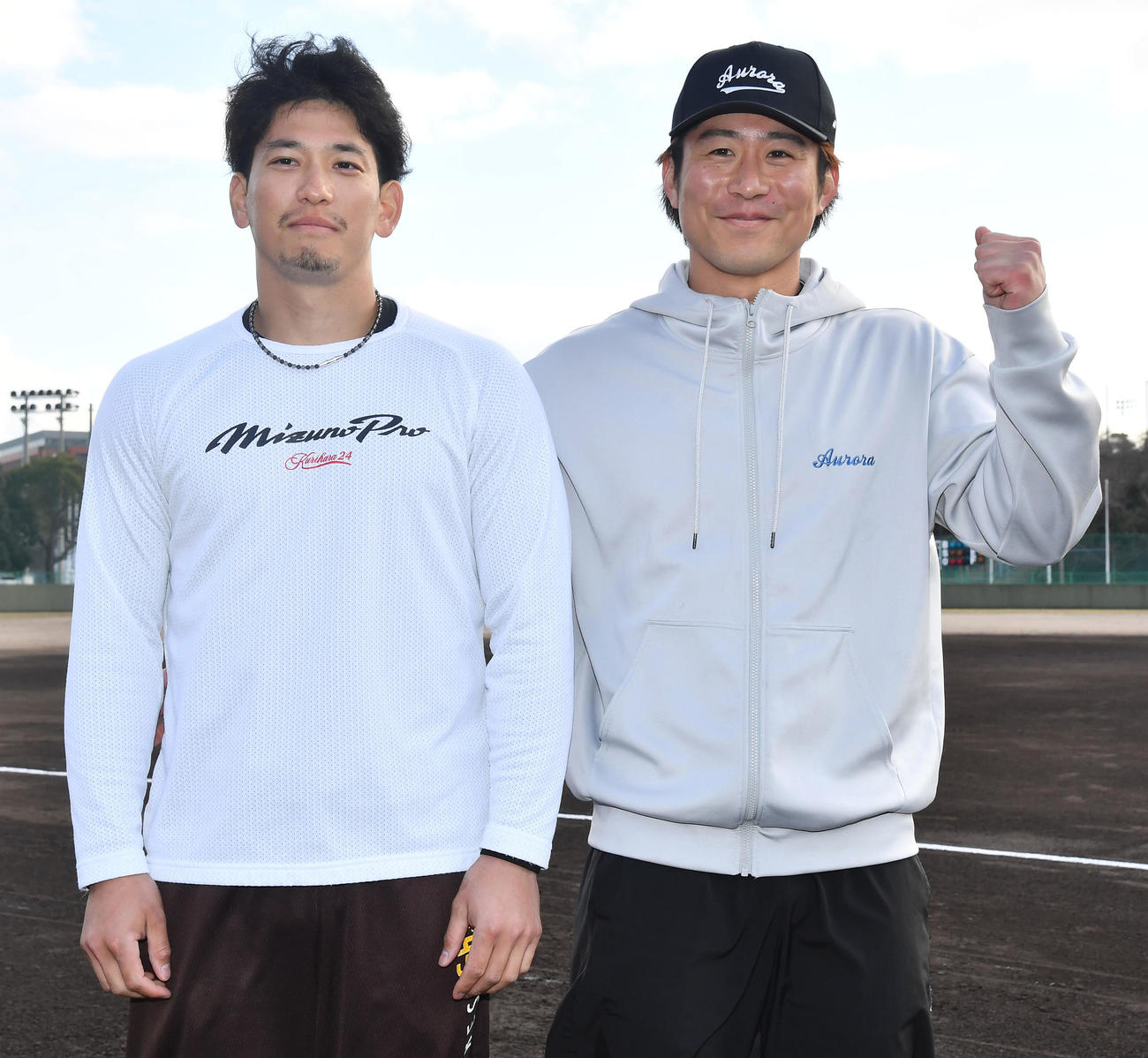 自主トレ後の記念撮影で棒立ちするソフトバンク栗原（左）とガッツポーズする川村（撮影・岩下翔太）