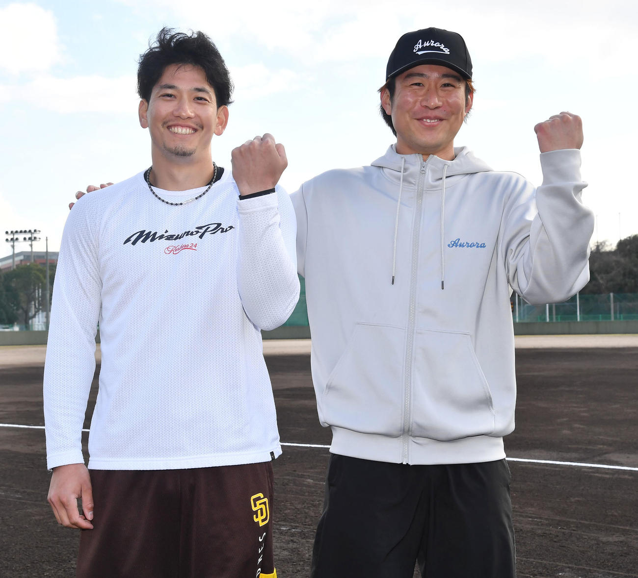 自主トレ後の記念撮影で笑顔でガッツポーズするソフトバンク栗原（左）と川村（撮影・岩下翔太）