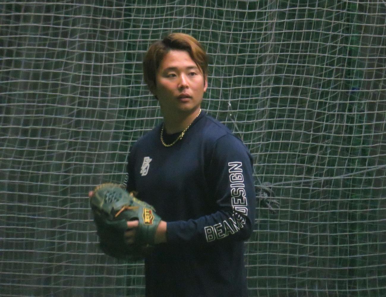自主トレを公開しキャッチボールをおこなう横山（撮影・星夏穂）