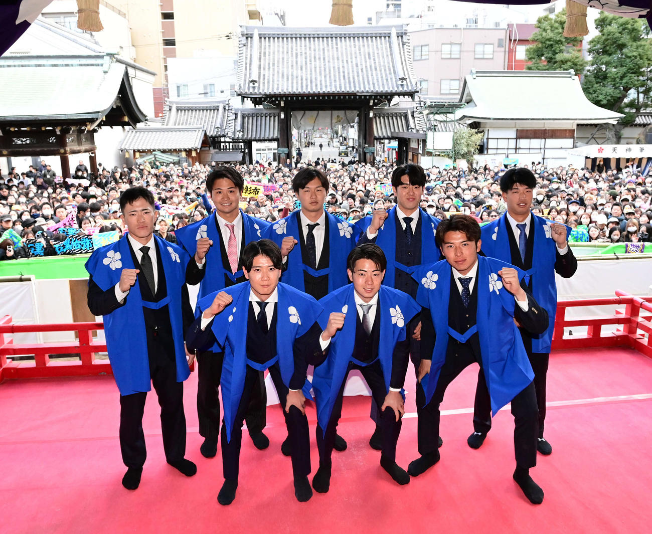 「初天神梅花祭」に参加し記念撮影する前列左から阪神山田、下村、椎葉、後列左から福島、松原、津田、石黒、百崎（撮影・和賀正仁）