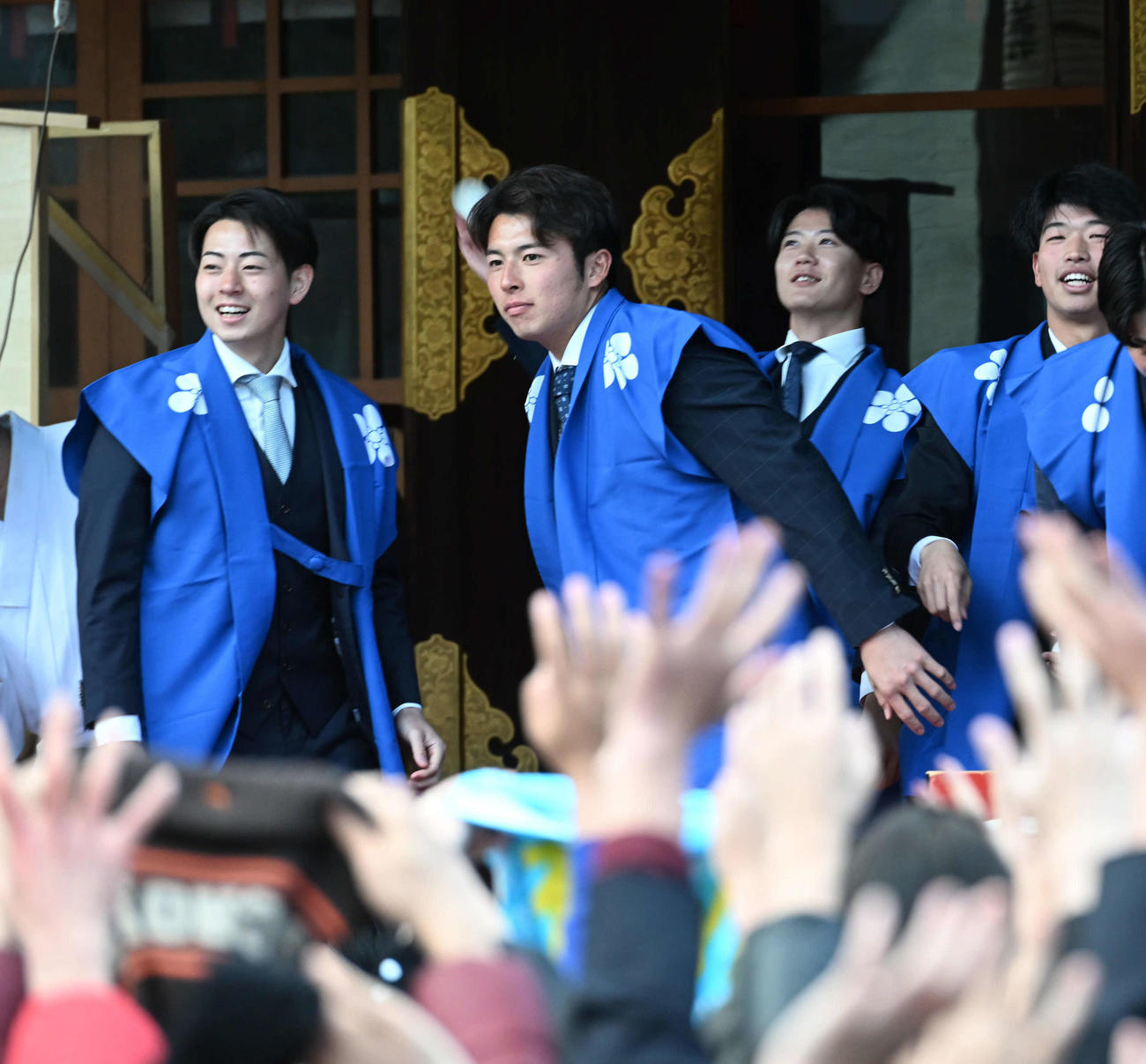 「初天神梅花祭」に参加し福玉巻きを行う左から阪神下村、椎葉、山田、百崎（撮影・和賀正仁）
