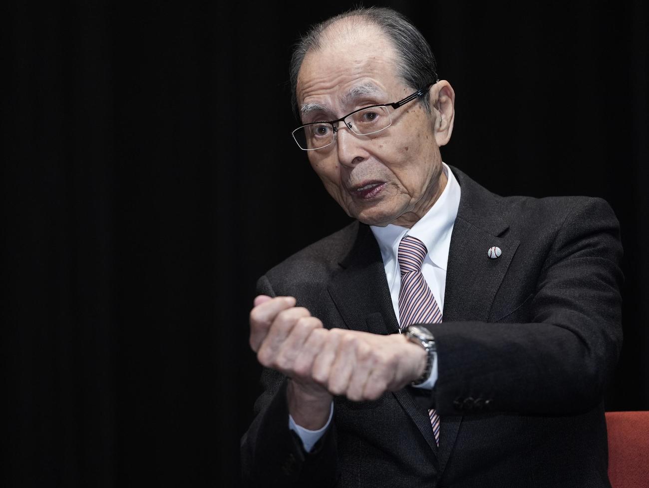 第15回日本スポーツ学会大賞授与で子どもからの質問に真剣に答える王氏（撮影・垰建太）