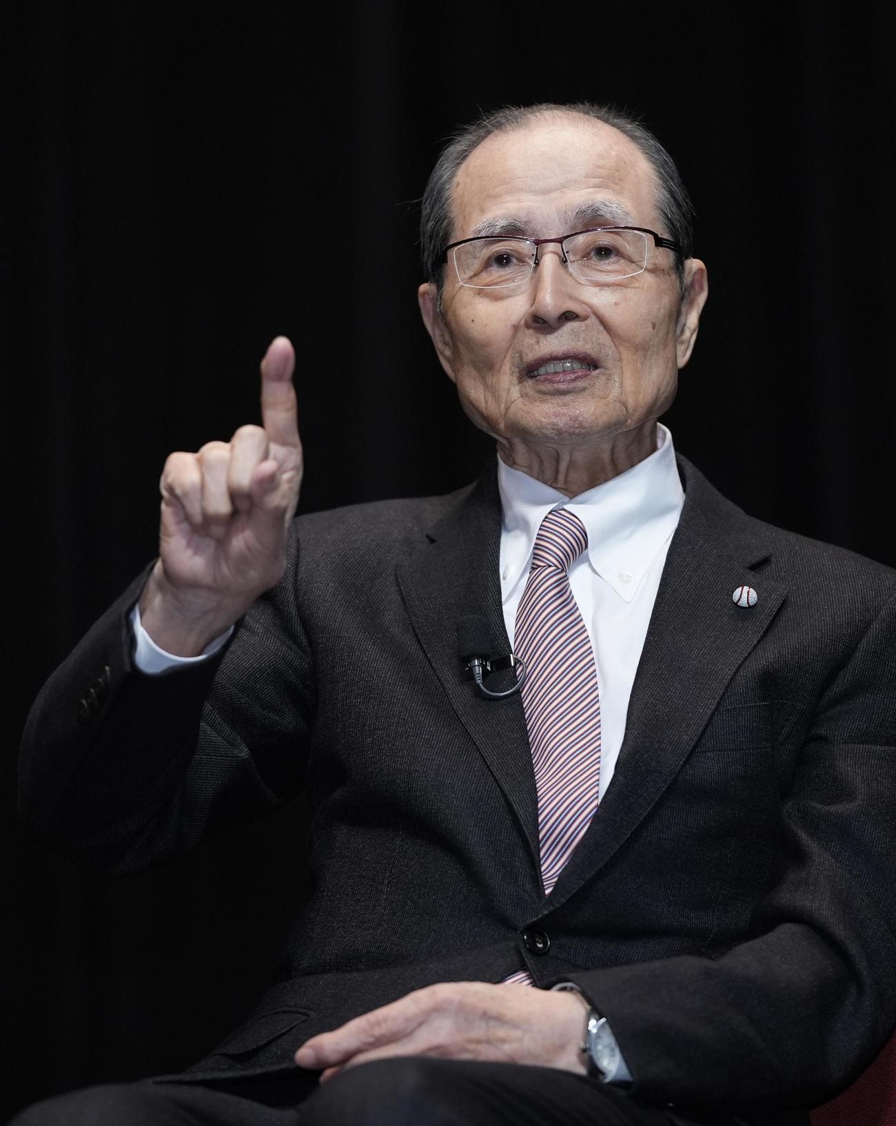 第15回日本スポーツ学会大賞授与で笑顔を見せながら話す王氏（撮影・垰建太）