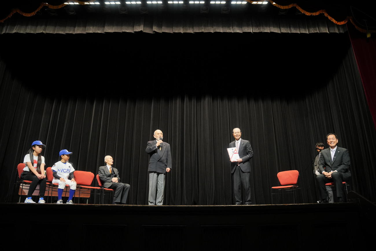 第15回日本スポーツ学会大賞授与式で笑顔を見せる王氏（右から2人目）（撮影・垰建太）