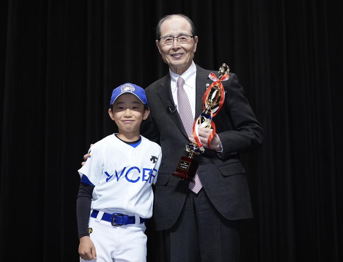 第15回日本スポーツ学会大賞授与で池谷環志くんからトロフィーを受け取り写真に納まる王氏（撮影・垰建太）