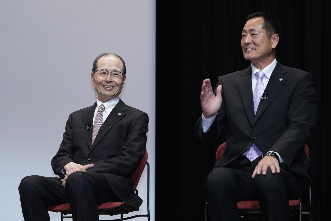 第15回日本スポーツ学会大賞授与式で笑顔を見せる王氏（左）と中畑氏（撮影・垰建太）