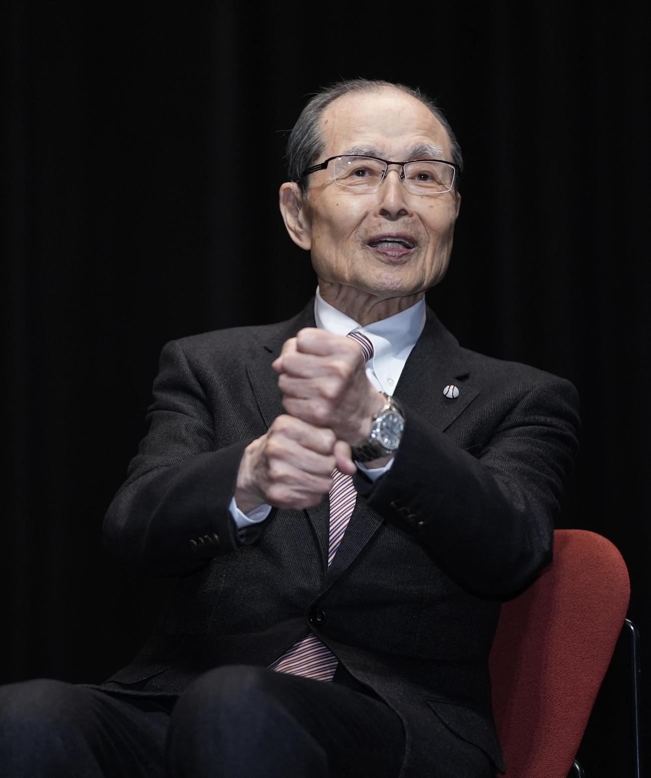 第15回日本スポーツ学会大賞授与で笑顔を見せながら王氏（撮影・垰建太）