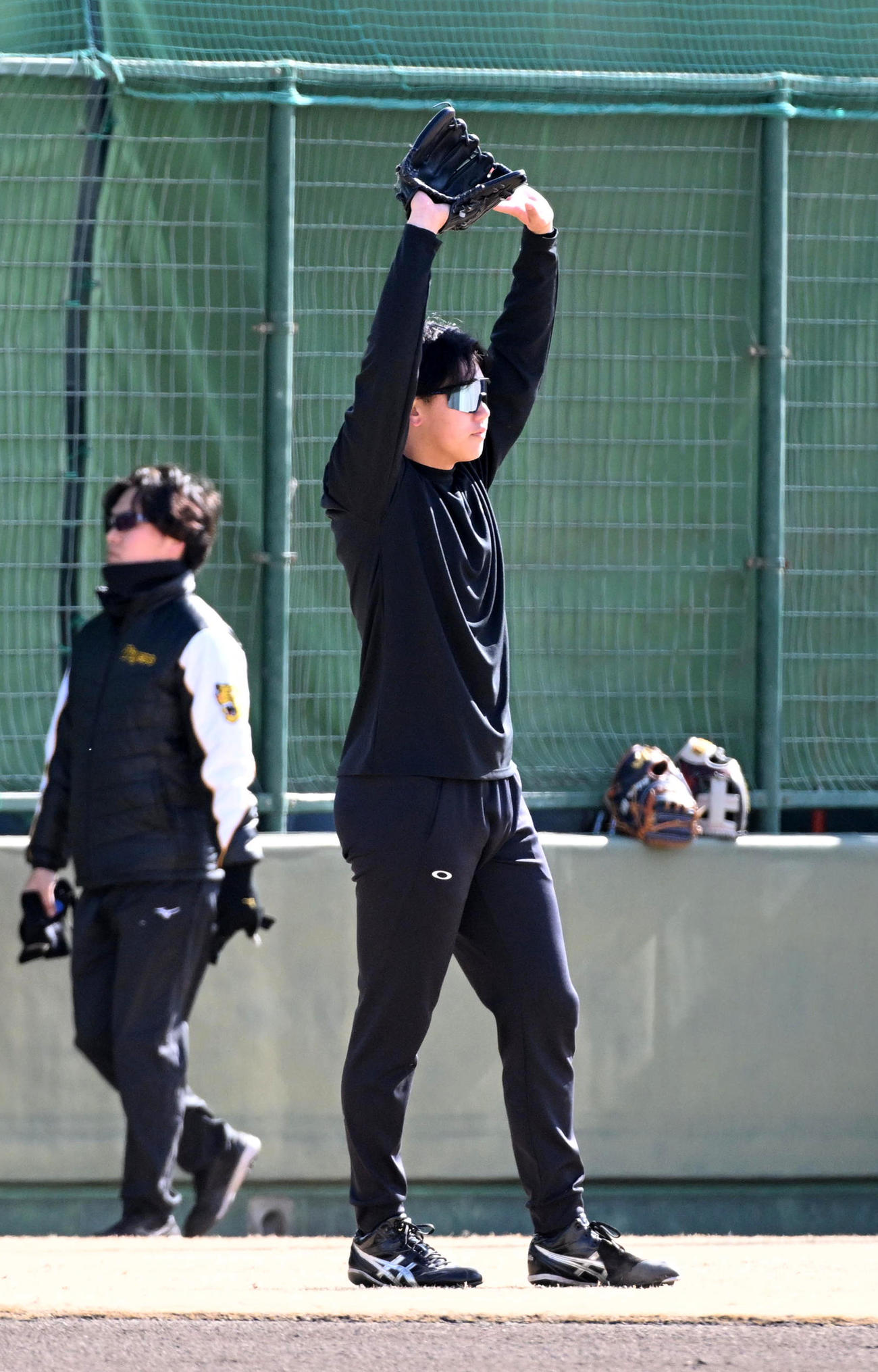 キャッチボールを行う阪神門別（撮影・前岡正明）