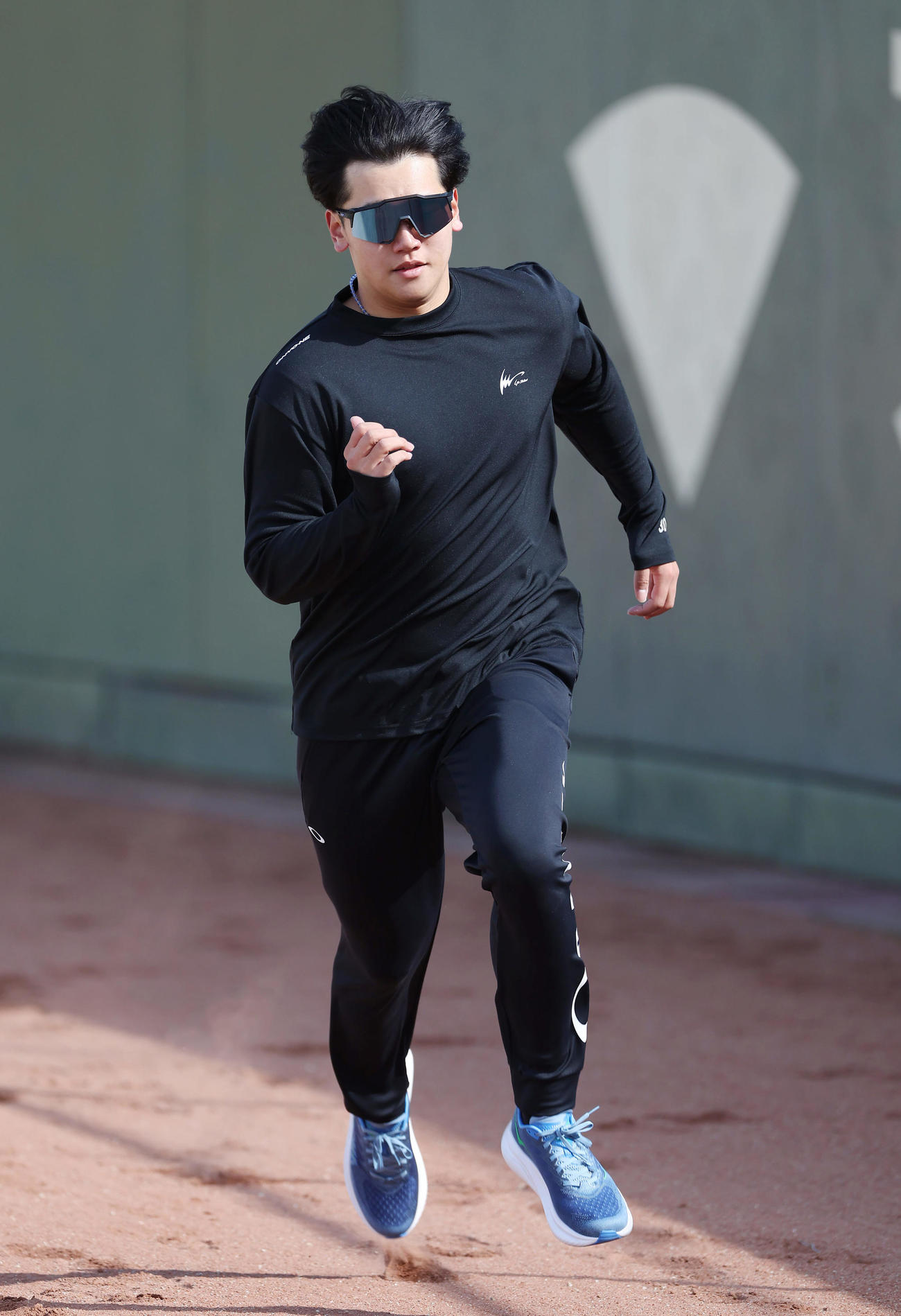 鳴尾浜球場の外野で走り込む阪神門別（撮影・前田充）