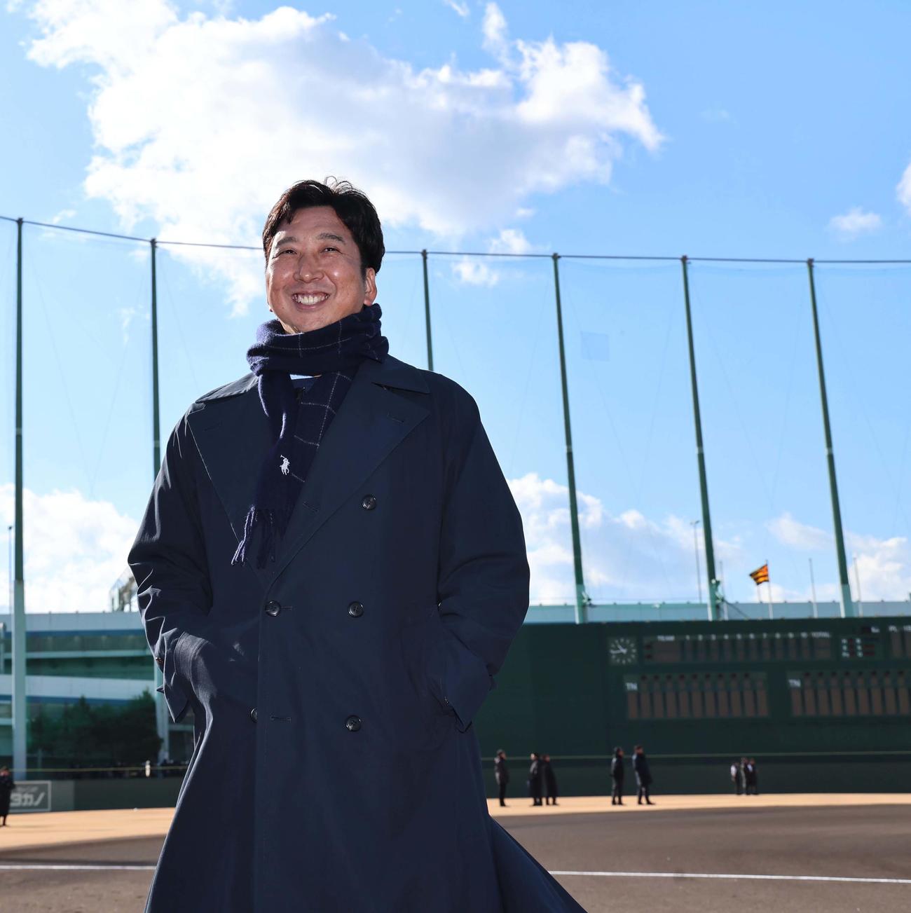 新人合同自主トレを視察する藤川球児監督（撮影・上田博志）＝2025年1月8日、鳴尾浜球場