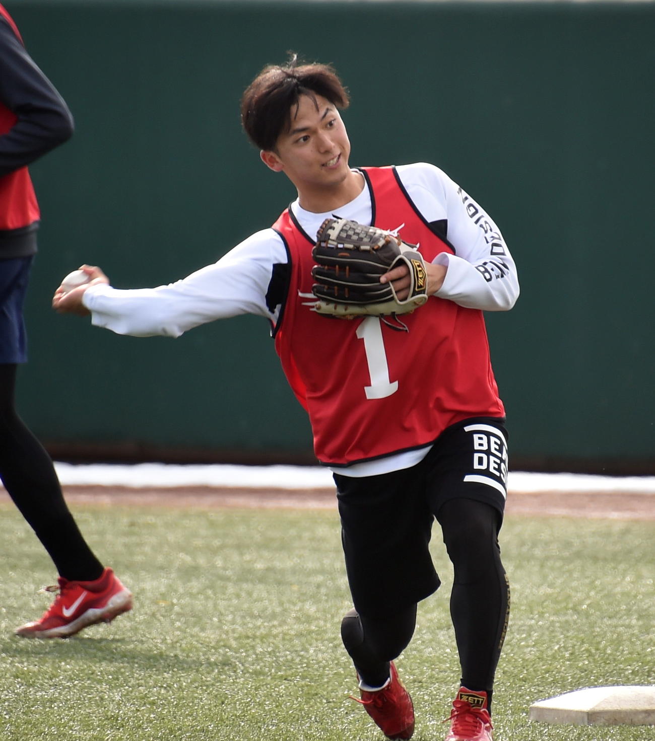ノックを受け送球する楽天ドラフト1位の宗山（撮影・山田愛斗）