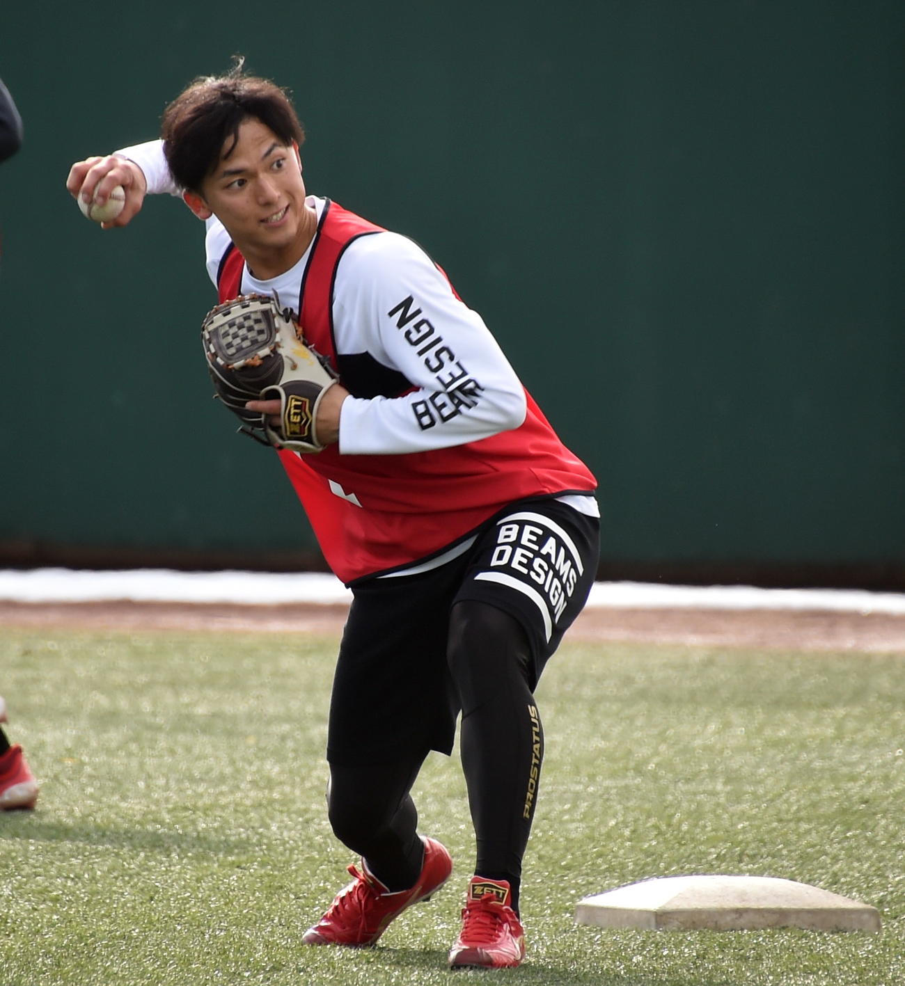ノックを受け送球する楽天ドラフト1位の宗山（撮影・山田愛斗）