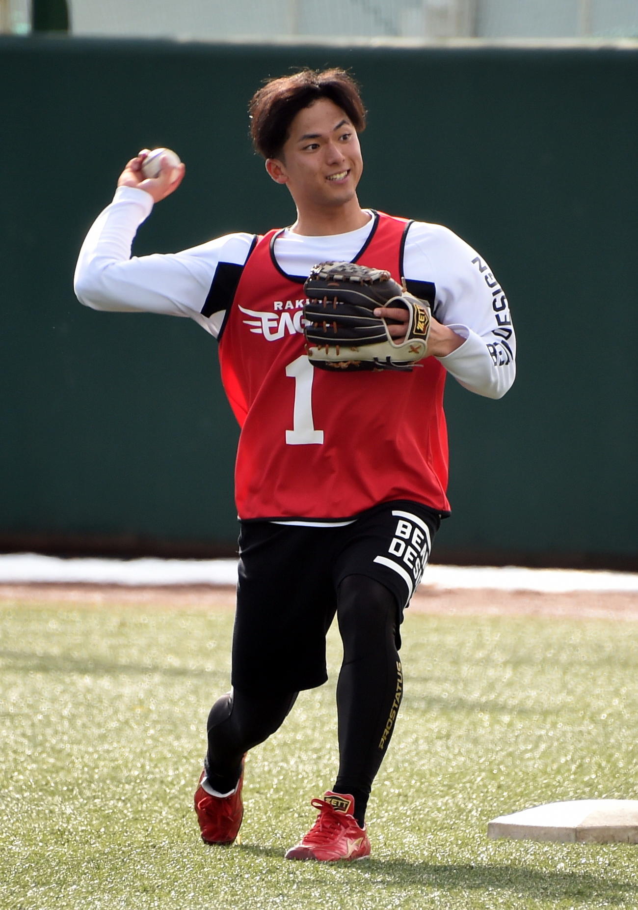 ノックを受け送球する楽天ドラフト1位の宗山（撮影・山田愛斗）
