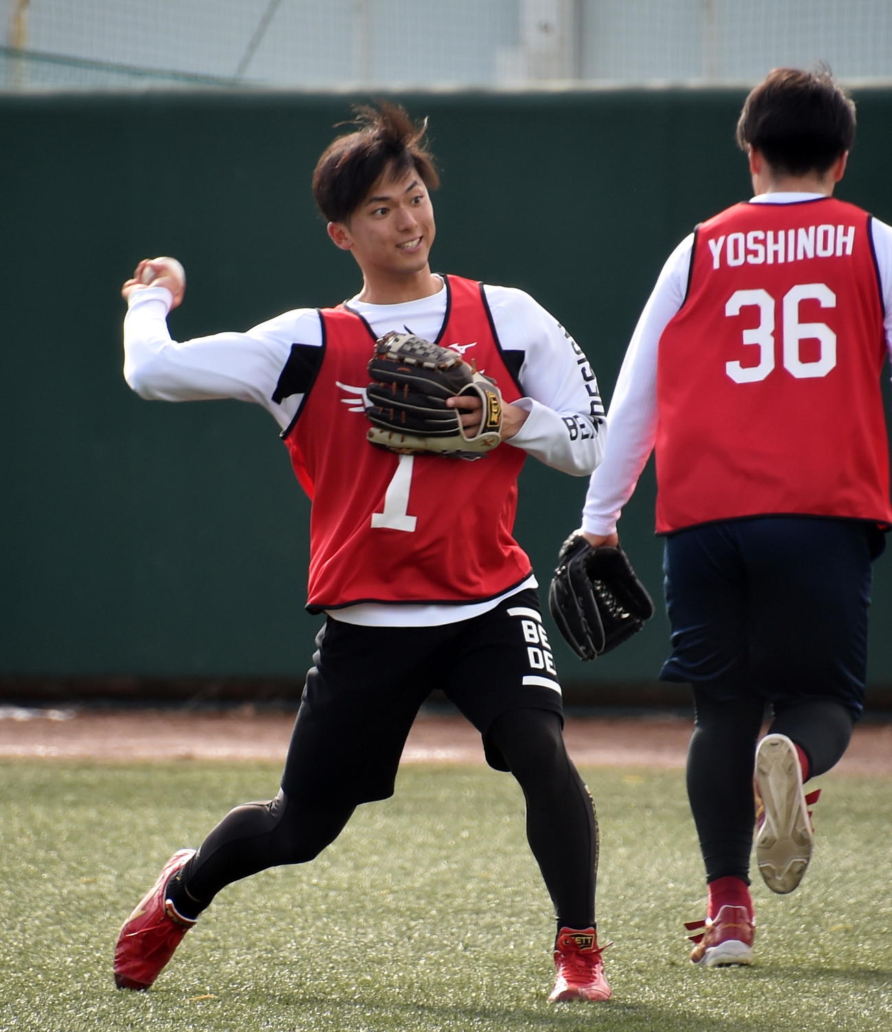 ノックを受け送球する楽天ドラフト1位の宗山（左）と5位の吉納（撮影・山田愛斗）