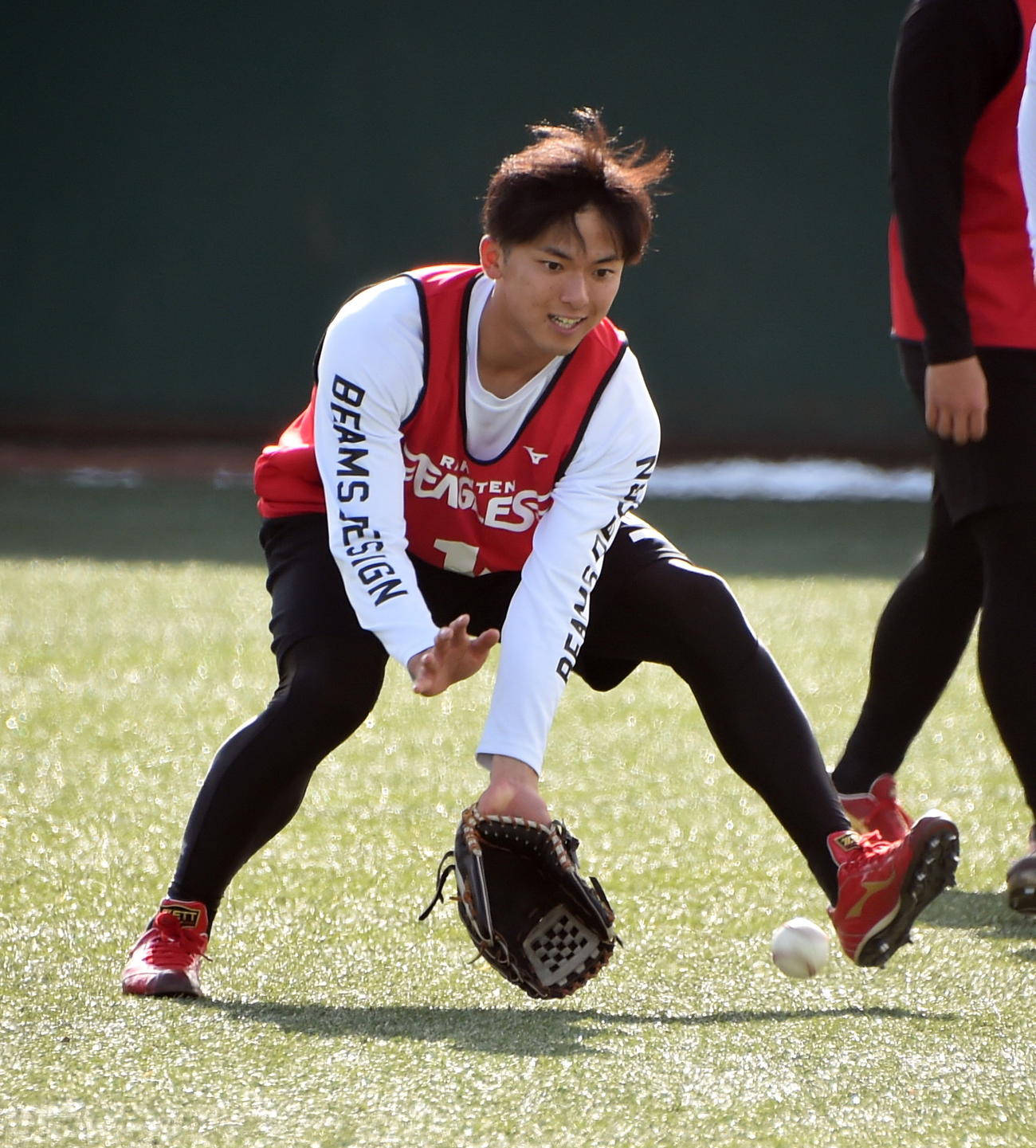 ノックを受ける楽天ドラフト1位の宗山（撮影・山田愛斗）