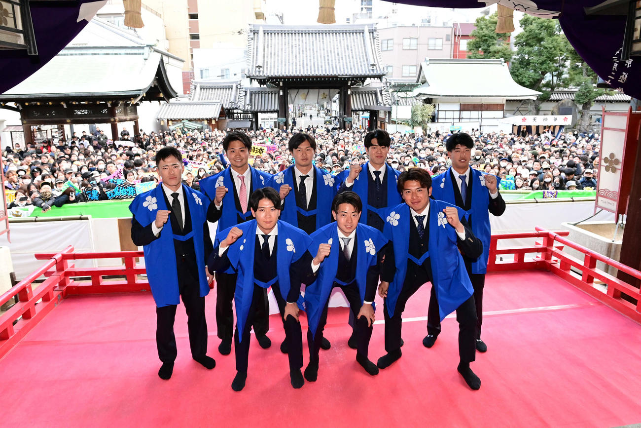 「初天神梅花祭」に参加し記念撮影する前列左から阪神山田、下村、椎葉、後列左から福島、松原、津田、石黒、百崎（撮影・和賀正仁）