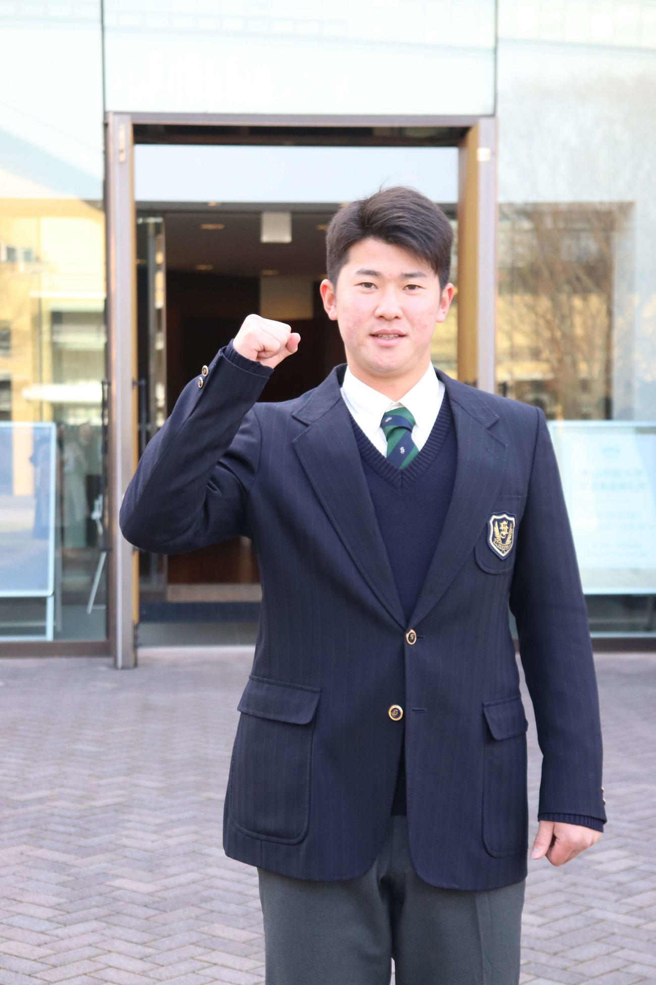 青学大の入寮式に参加し、ガッツポーズをみせる専大松戸・中山（撮影・保坂淑子）