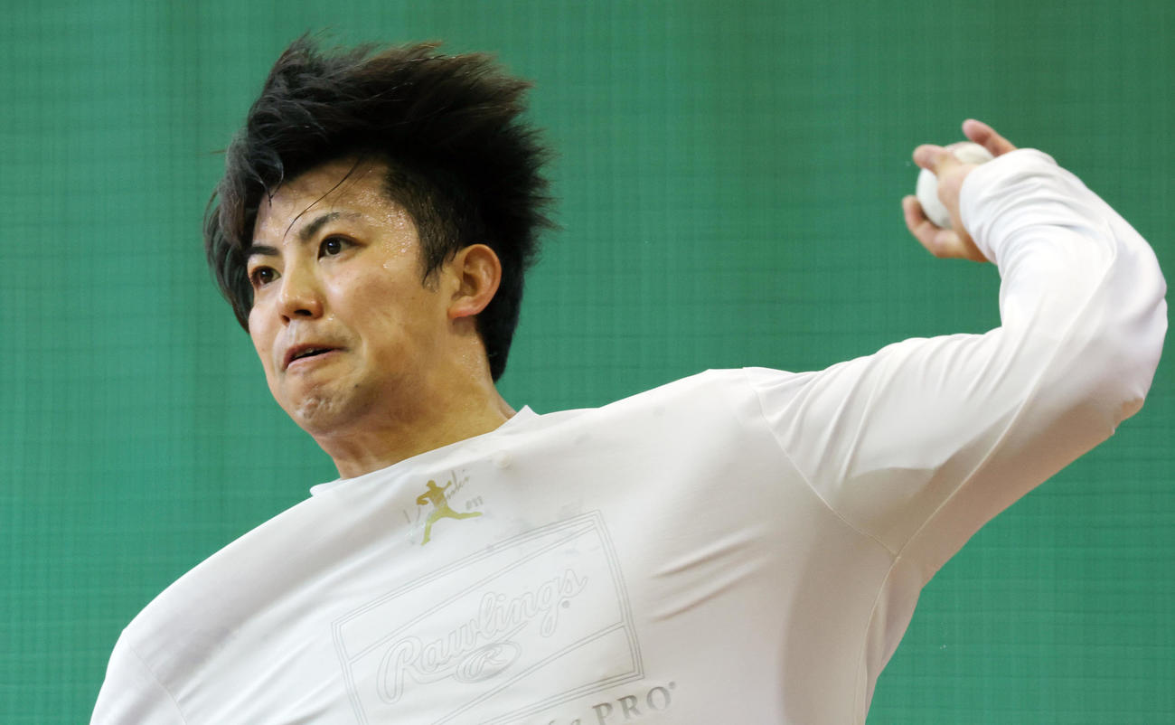 自主トレを公開しブルペンで投球するDeNA東（撮影・野上伸悟）