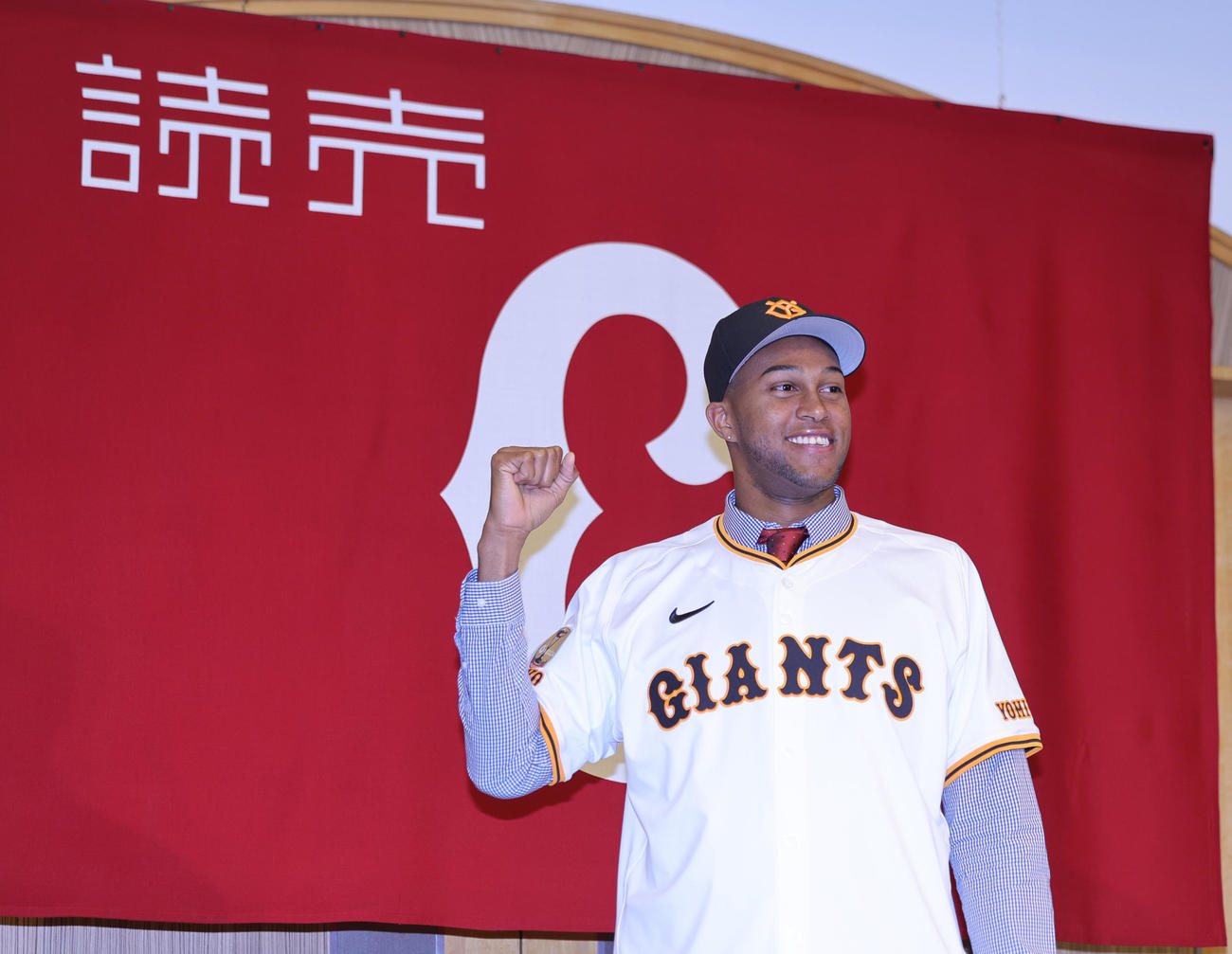 入団会見でユニホームを着用し笑顔の巨人マルティネス（撮影・野上伸悟）
