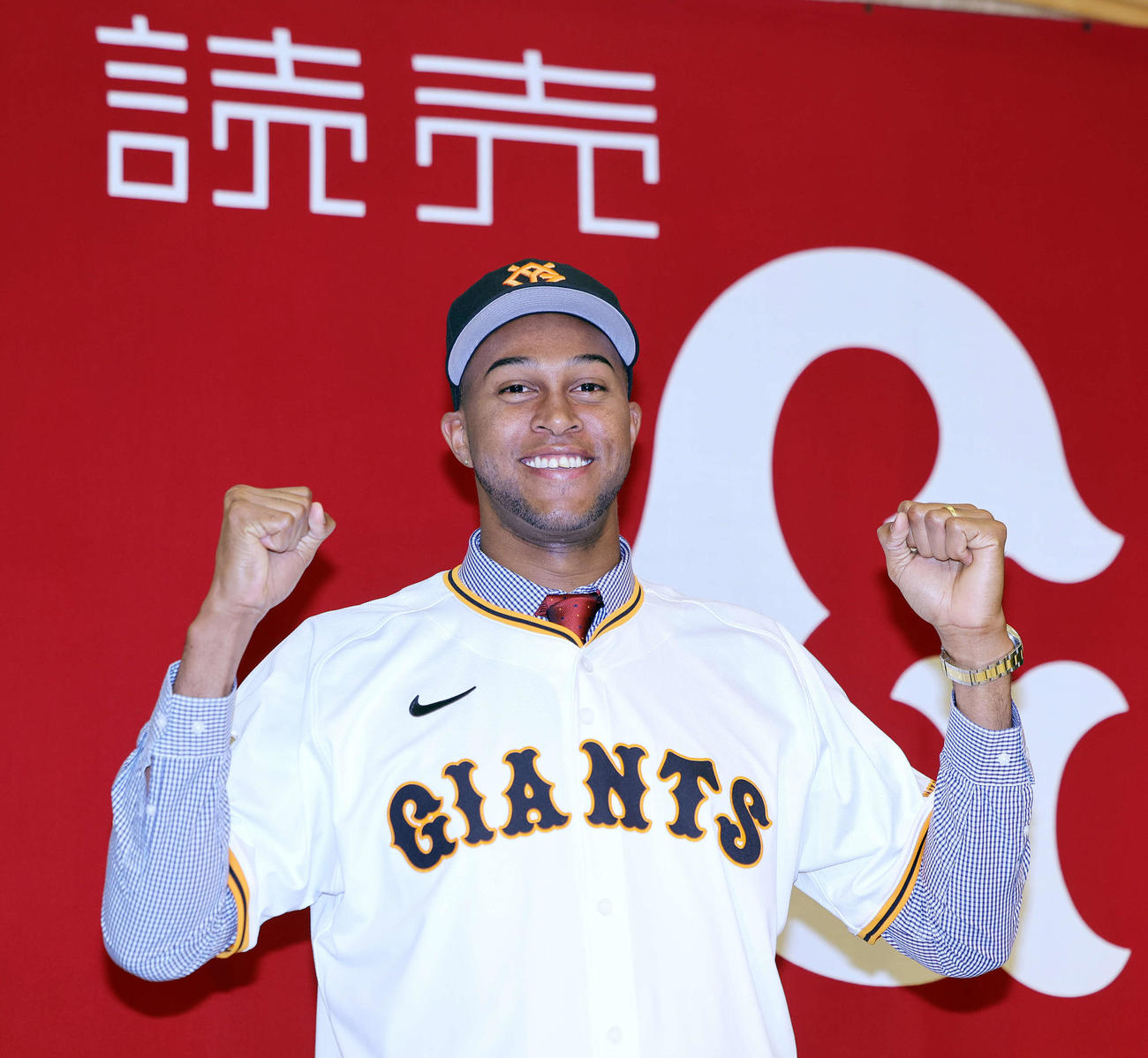 入団会見でユニホームを着用し笑顔の巨人マルティネス（撮影・野上伸悟）