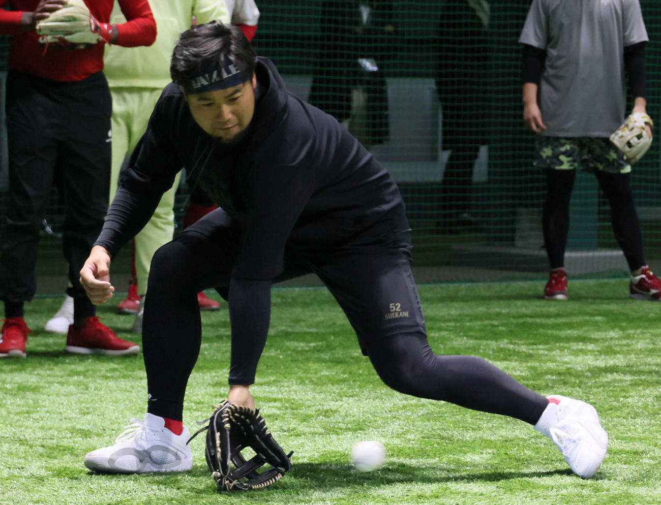 合同自主トレでノックを受ける広島末包（撮影・加藤孝規）
