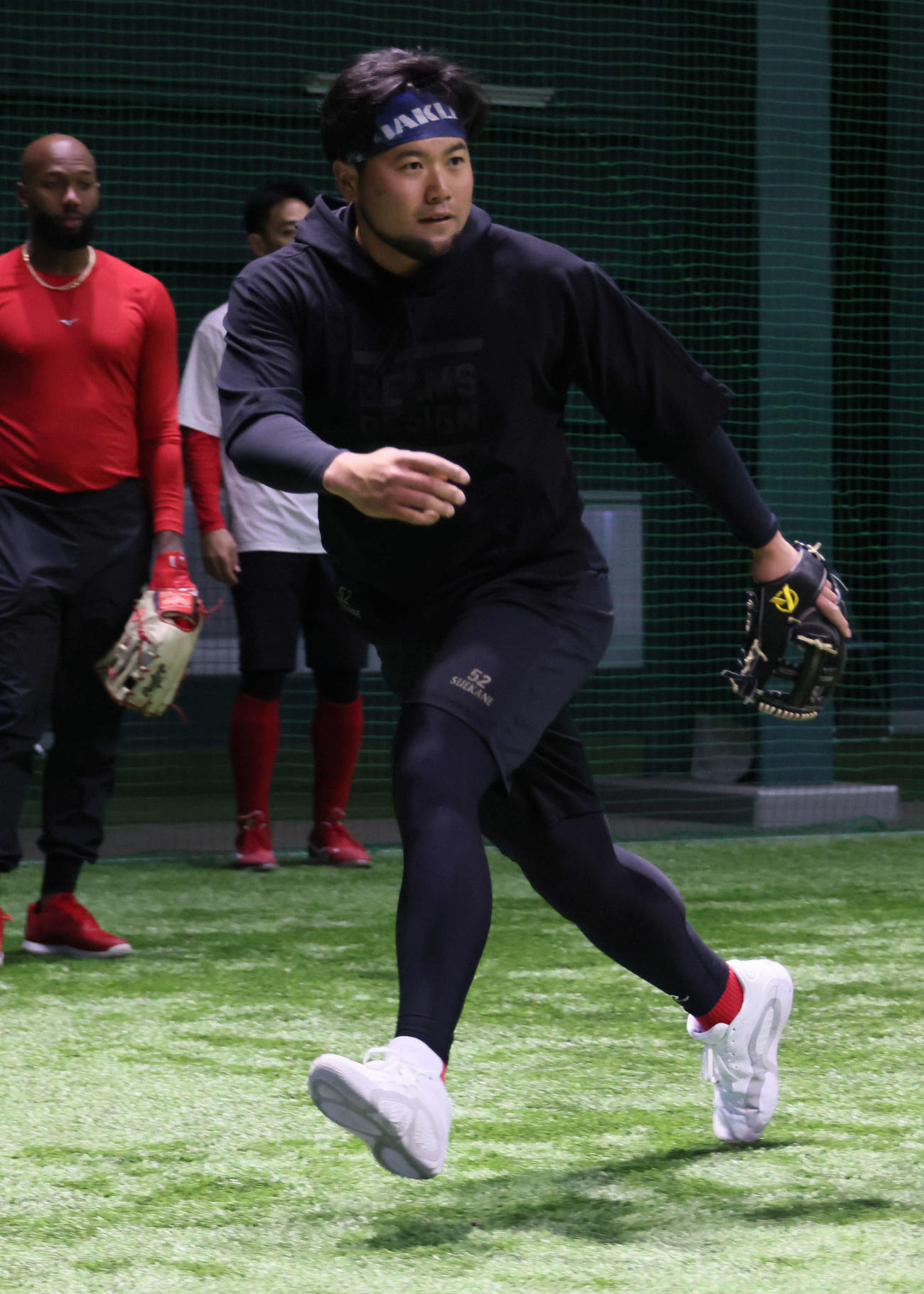 合同自主トレでノックを受ける広島末包（撮影・加藤孝規）