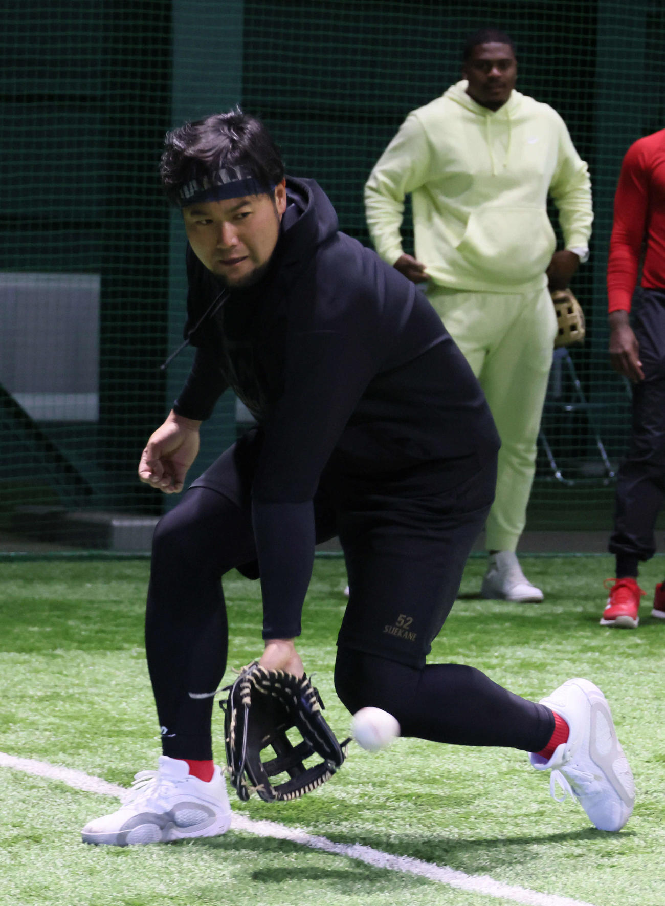 合同自主トレでノックを受ける広島末包（撮影・加藤孝規）