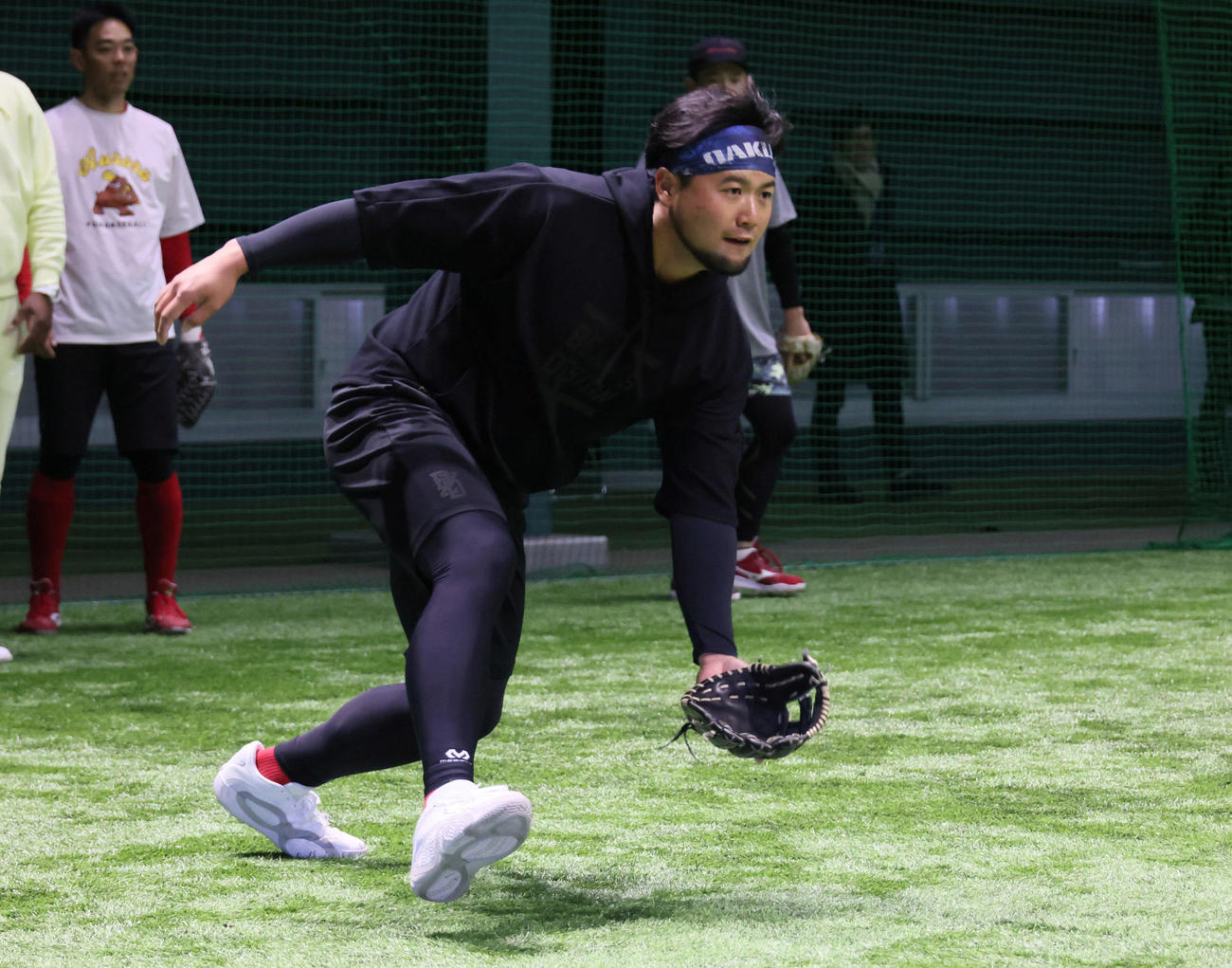 合同自主トレでノックを受ける広島末包（撮影・加藤孝規）