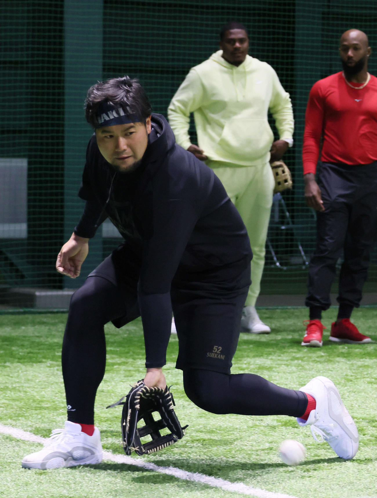 合同自主トレでノックを受ける広島末包（撮影・加藤孝規）