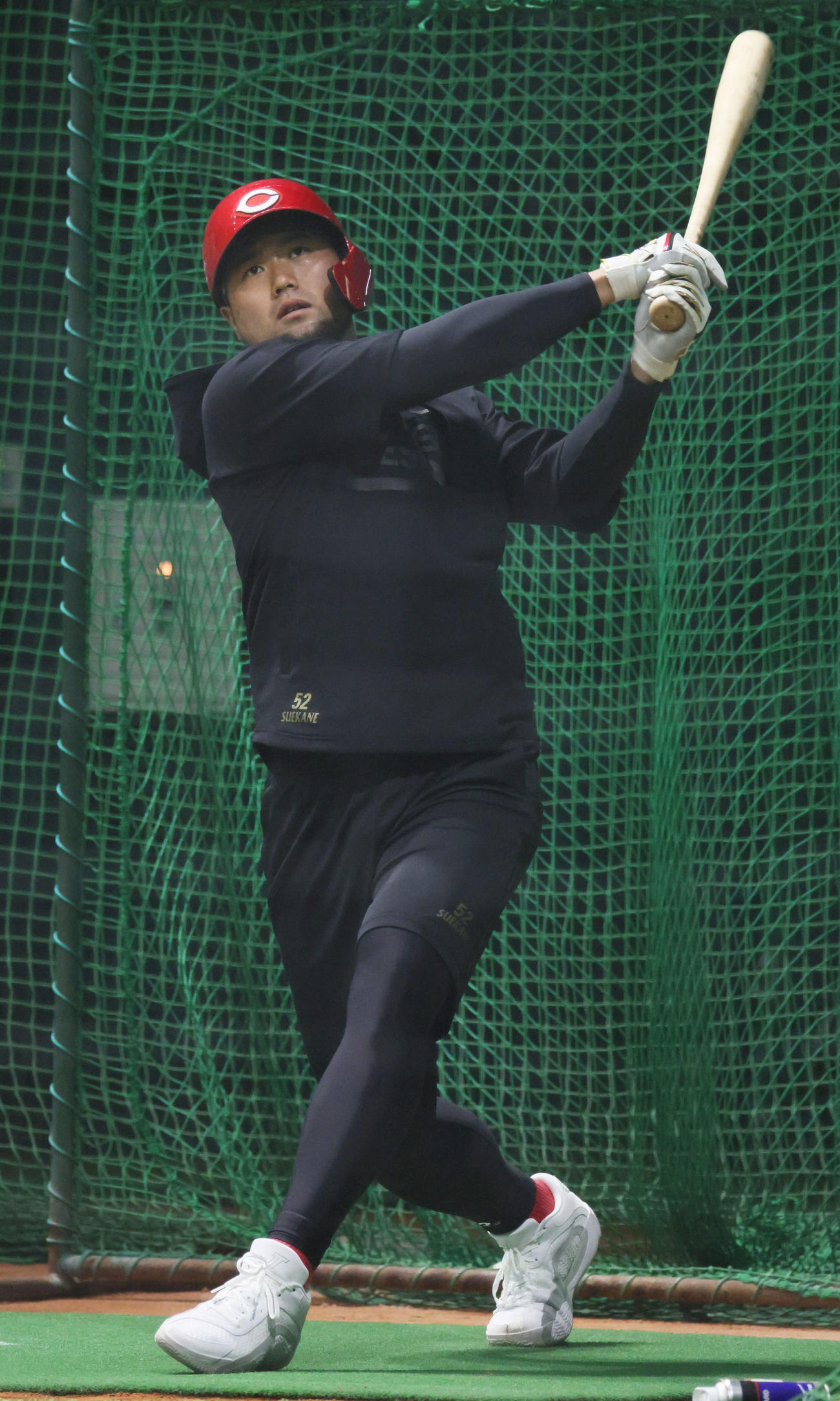 合同自主トレで打撃練習をする広島末包（撮影・加藤孝規）