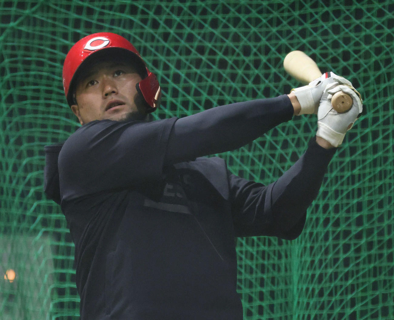 合同自主トレで打撃練習をする広島末包（撮影・加藤孝規）