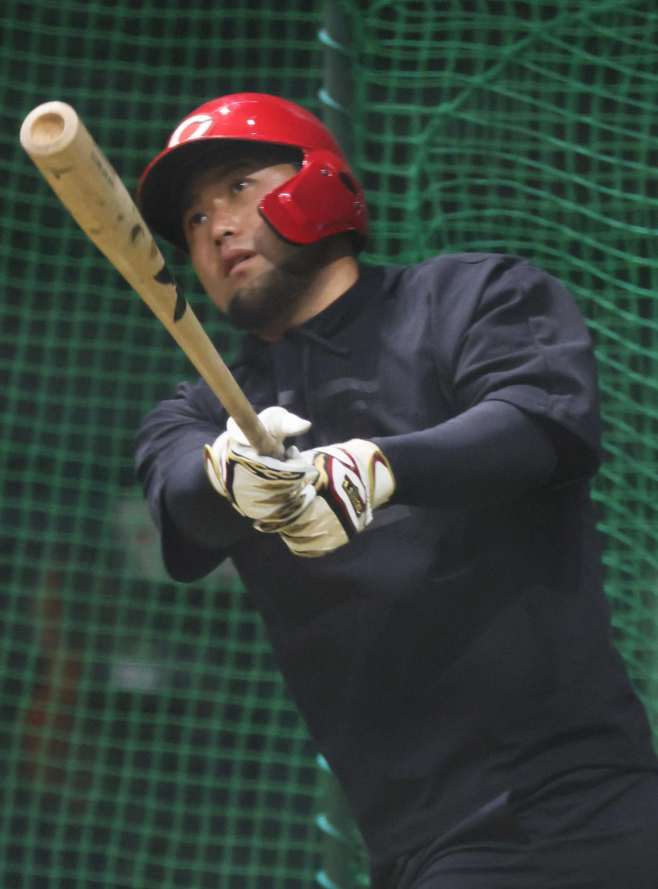 合同自主トレで打撃練習をする広島末包（撮影・加藤孝規）