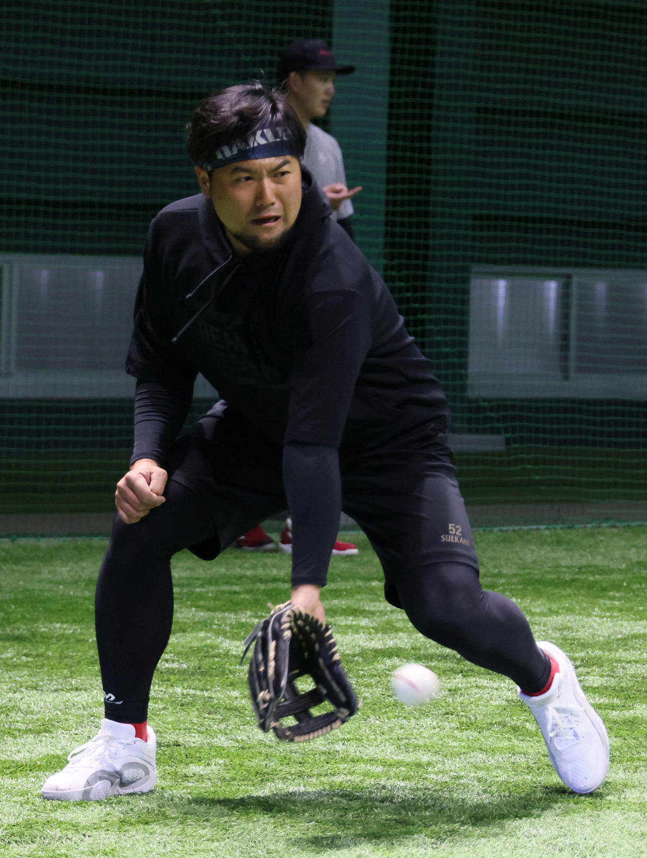 合同自主トレでノックを受ける広島末包（撮影・加藤孝規）