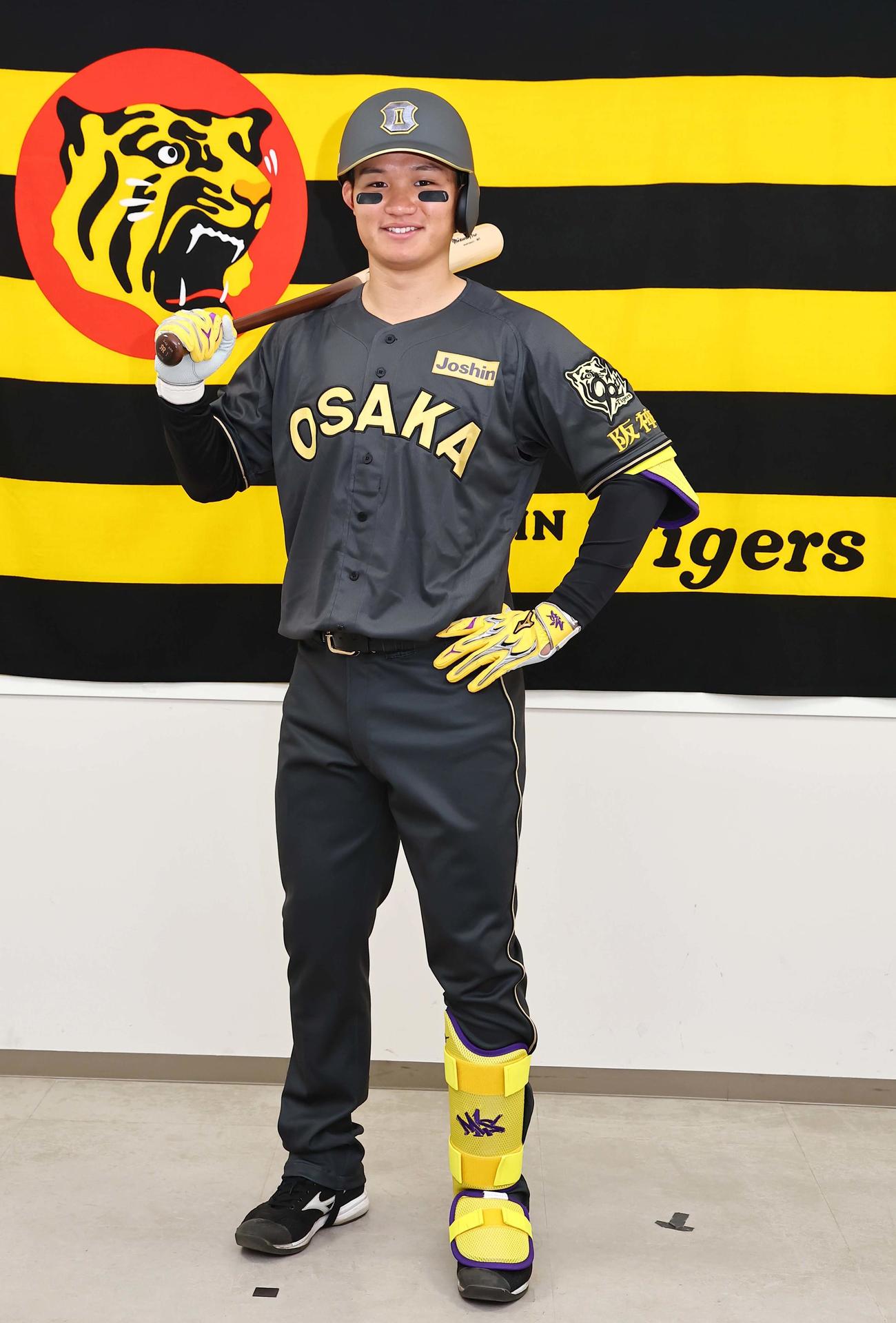森下はブラックダイナマイトシリーズのユニホームを披露する（撮影・上田博志）