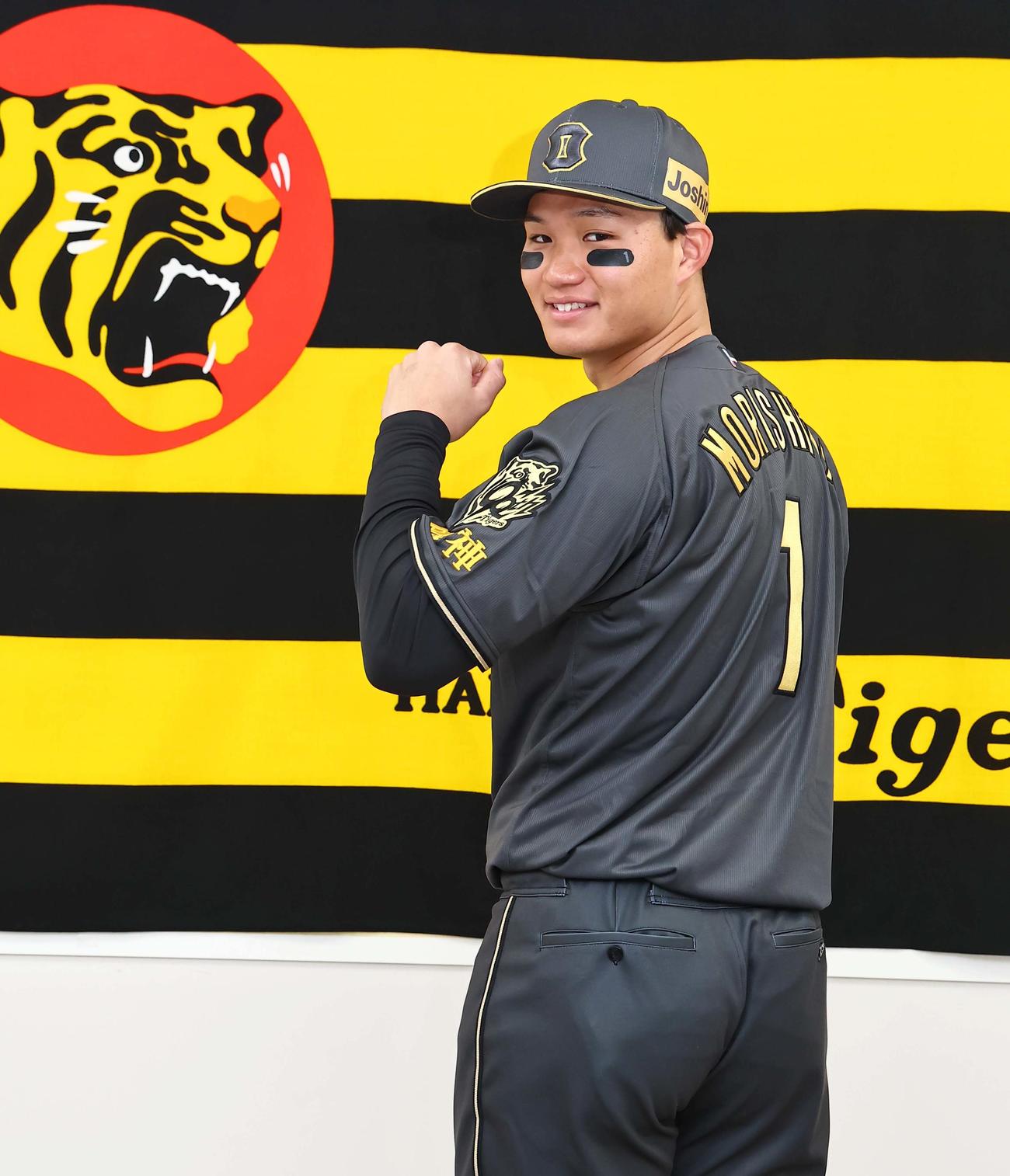 森下はブラックダイナマイトシリーズのユニホームを披露する（撮影・上田博志）