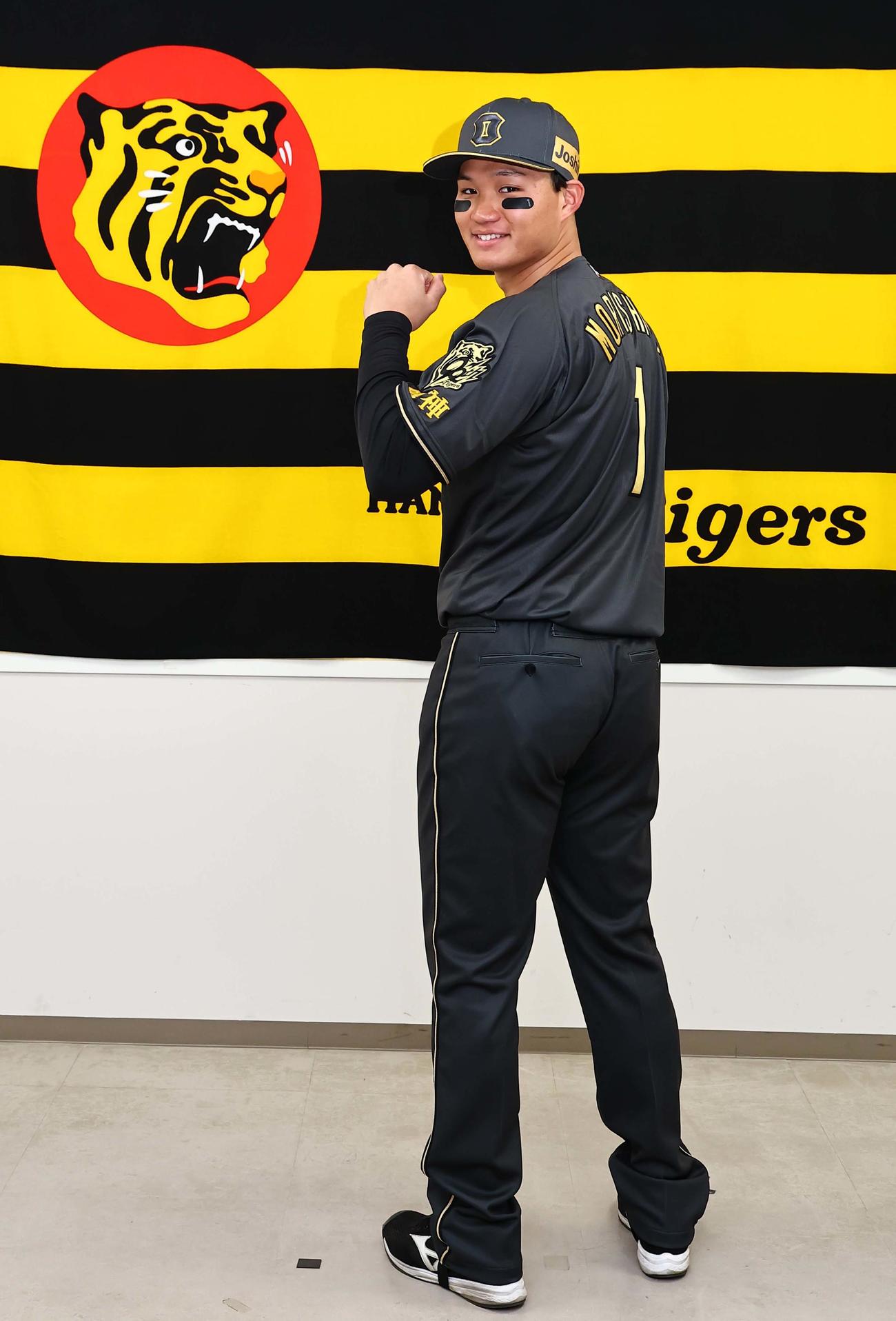 森下はブラックダイナマイトシリーズのユニホームを披露する（撮影・上田博志）