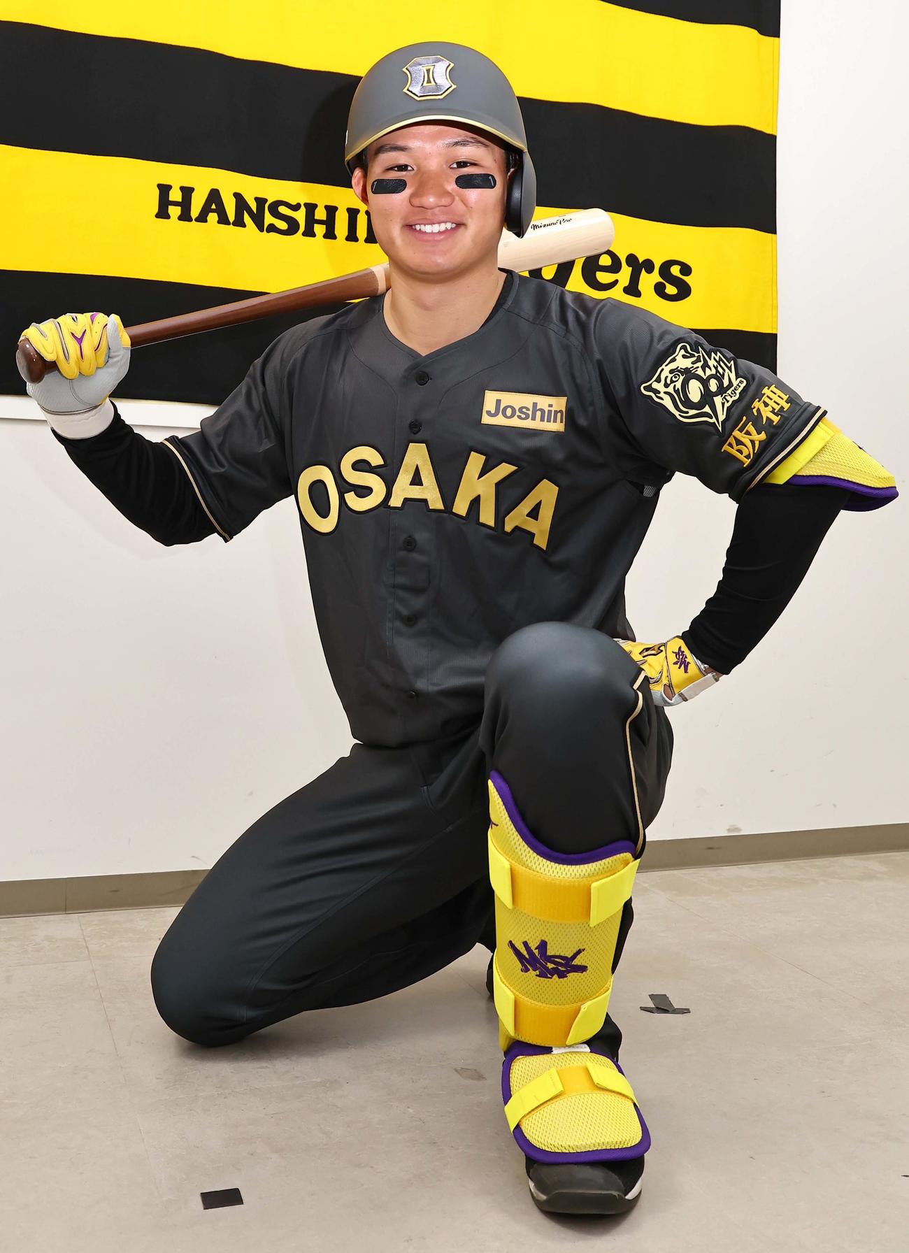森下はブラックダイナマイトシリーズのユニホームを披露する（撮影・上田博志）