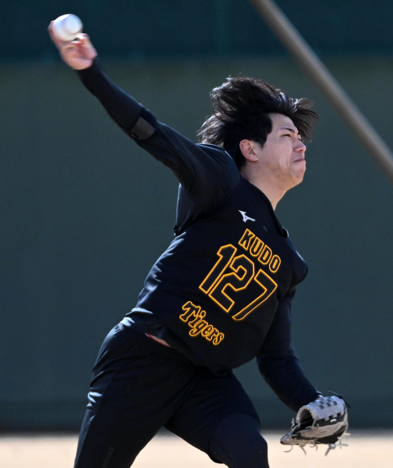 キャッチボールを行う阪神工藤（撮影・前岡正明）