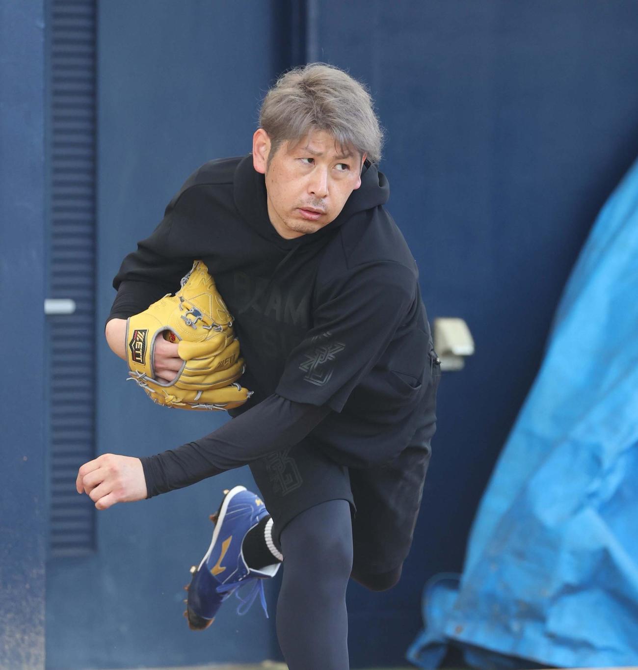 ブルペンで投球する日本ハム加藤貴（撮影・黒川智章）