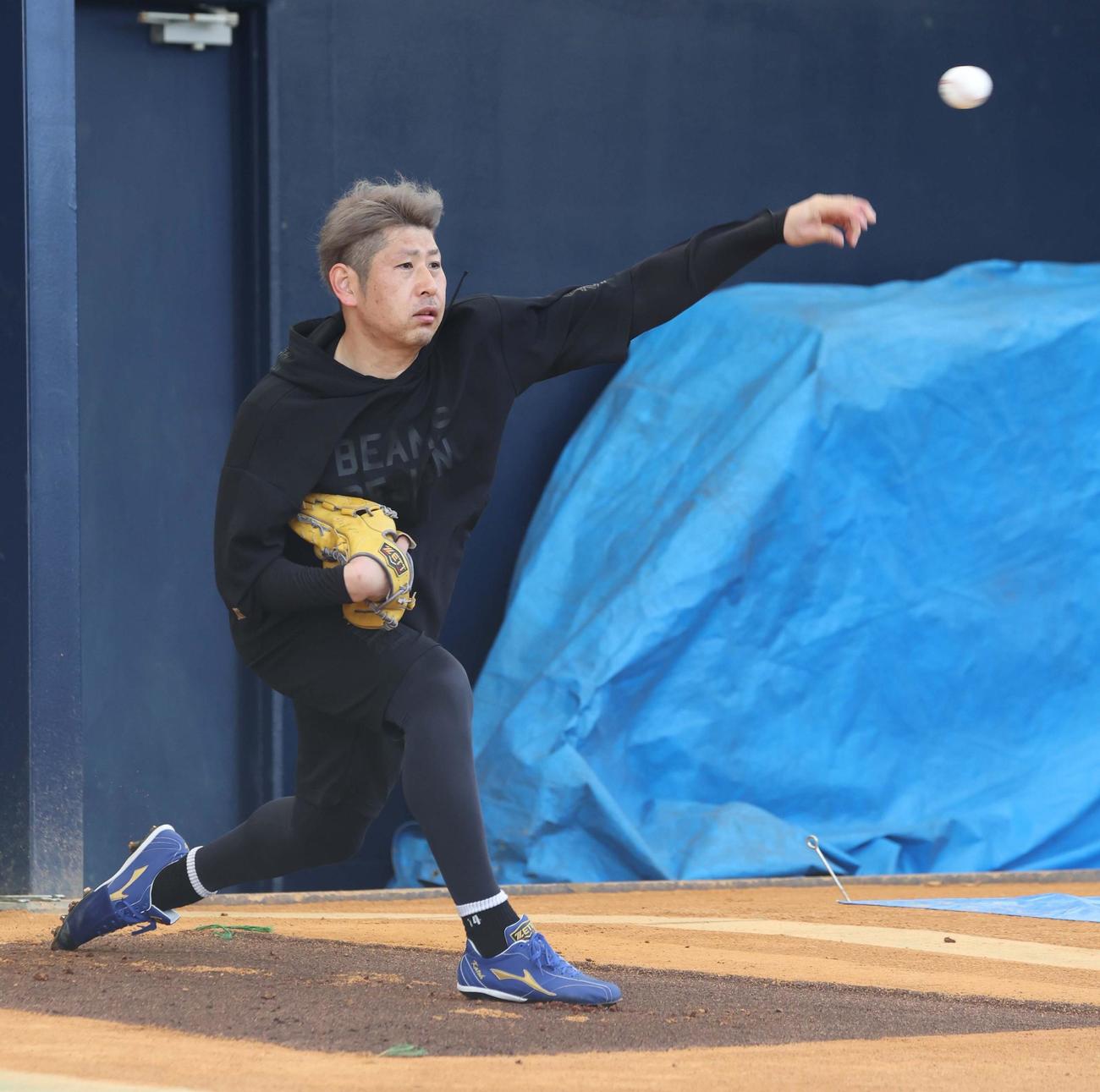 ブルペンで投球する日本ハム加藤貴（撮影・黒川智章）