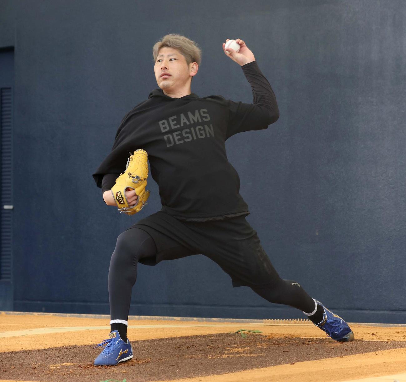ブルペンで投球する日本ハム加藤貴（撮影・黒川智章）