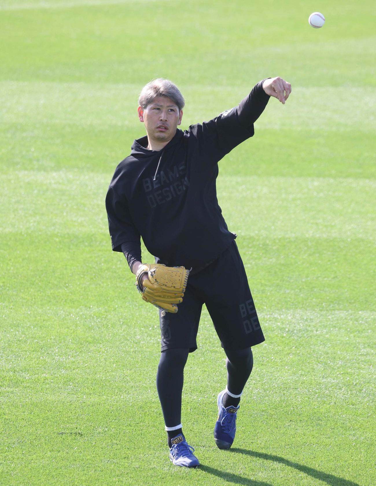 キャッチボールする日本ハム加藤貴（撮影・黒川智章）