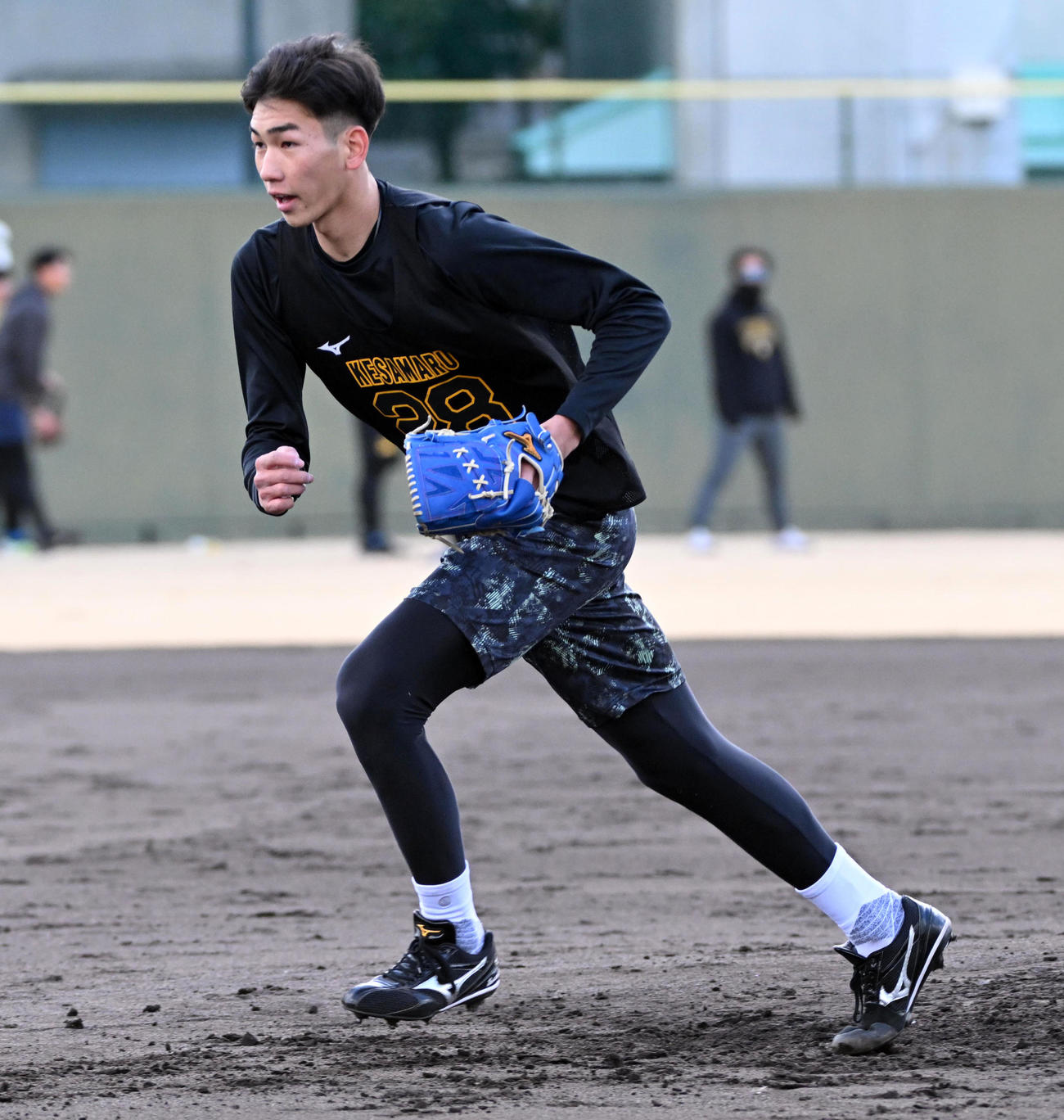 ノックを受ける阪神今朝丸（撮影・前岡正明）