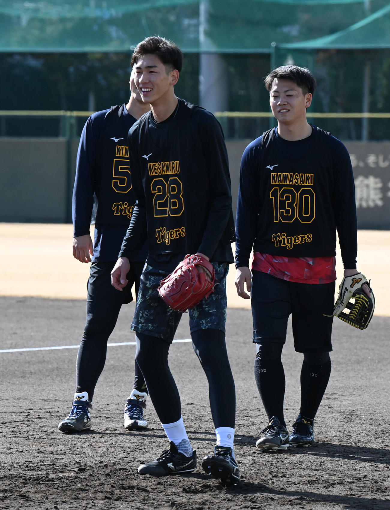 ノックで笑顔を見せる阪神今朝丸（撮影・前岡正明）