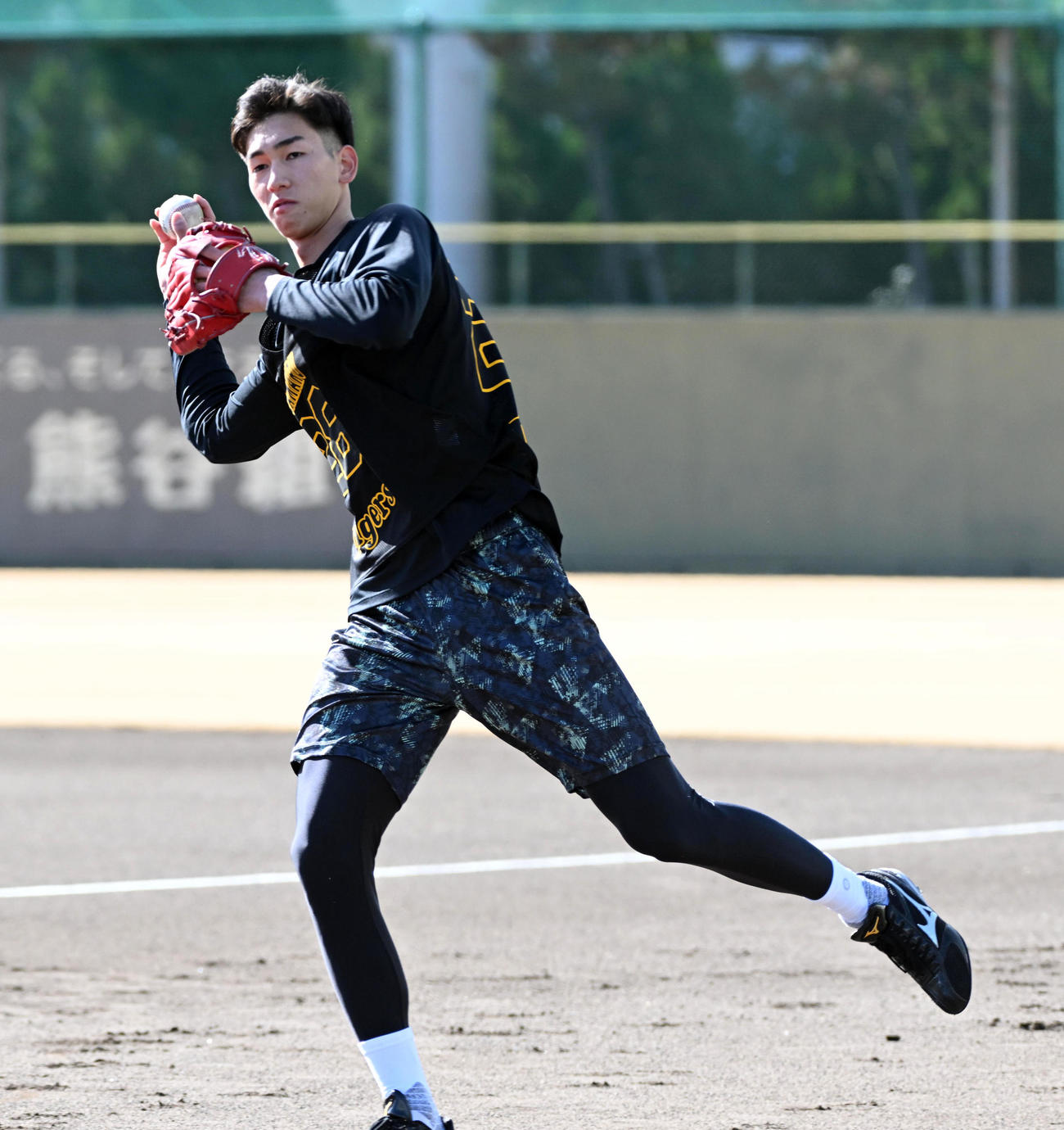 ノックを受ける阪神今朝丸（撮影・前岡正明）