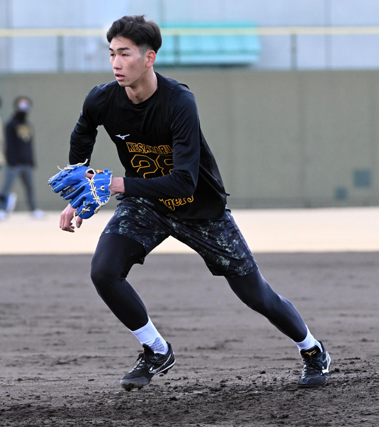ノックを受ける阪神今朝丸（撮影・前岡正明）