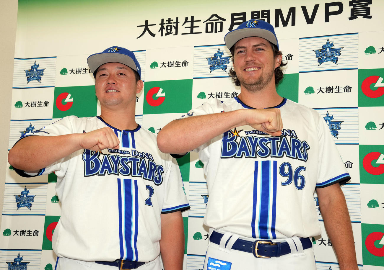 23年9月、大樹生命月間MVP賞に選ばれ、「デスターシャ」を決めるDeNA牧（左）とバウアー