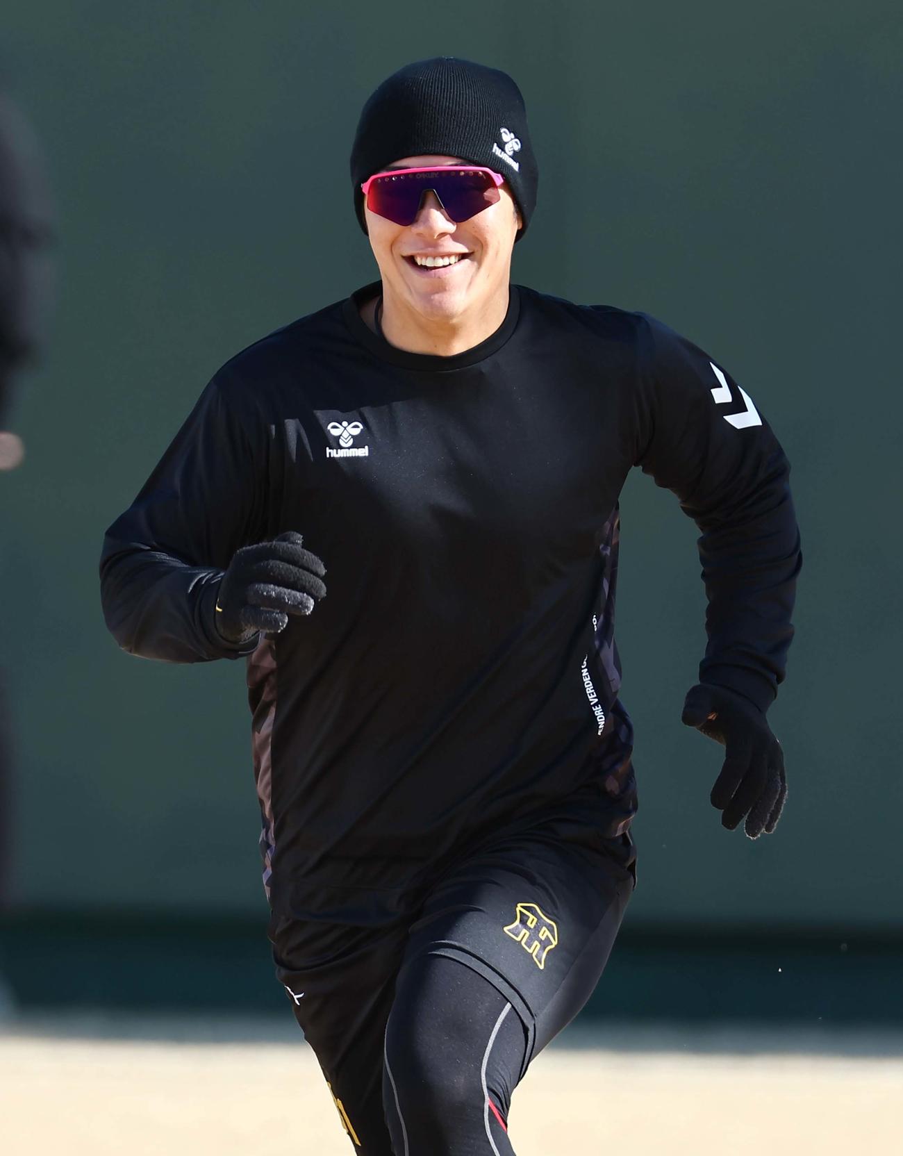 外野をダッシュする豊田（撮影・上田博志）